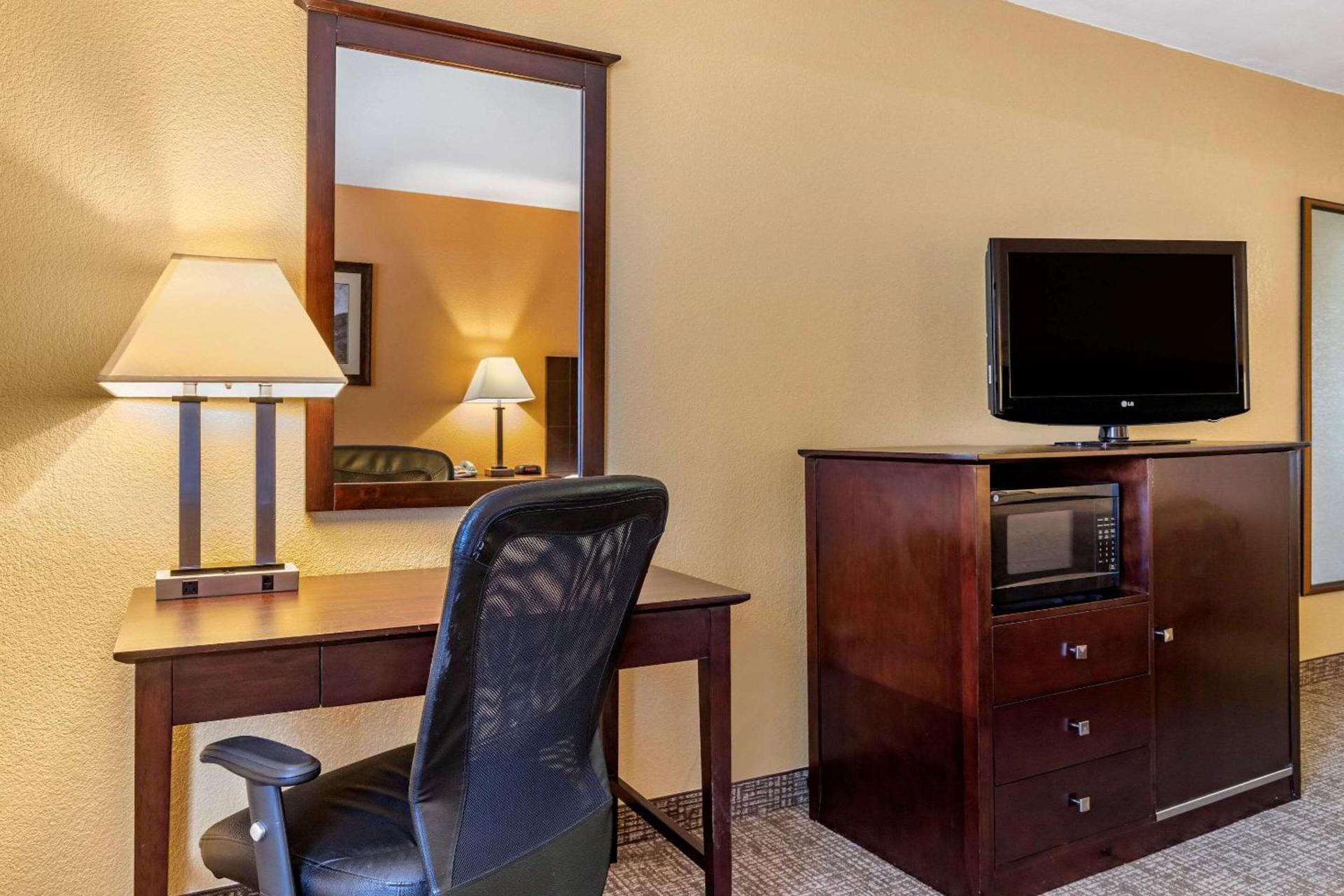 Quality Inn Russellville I-40 photo 13