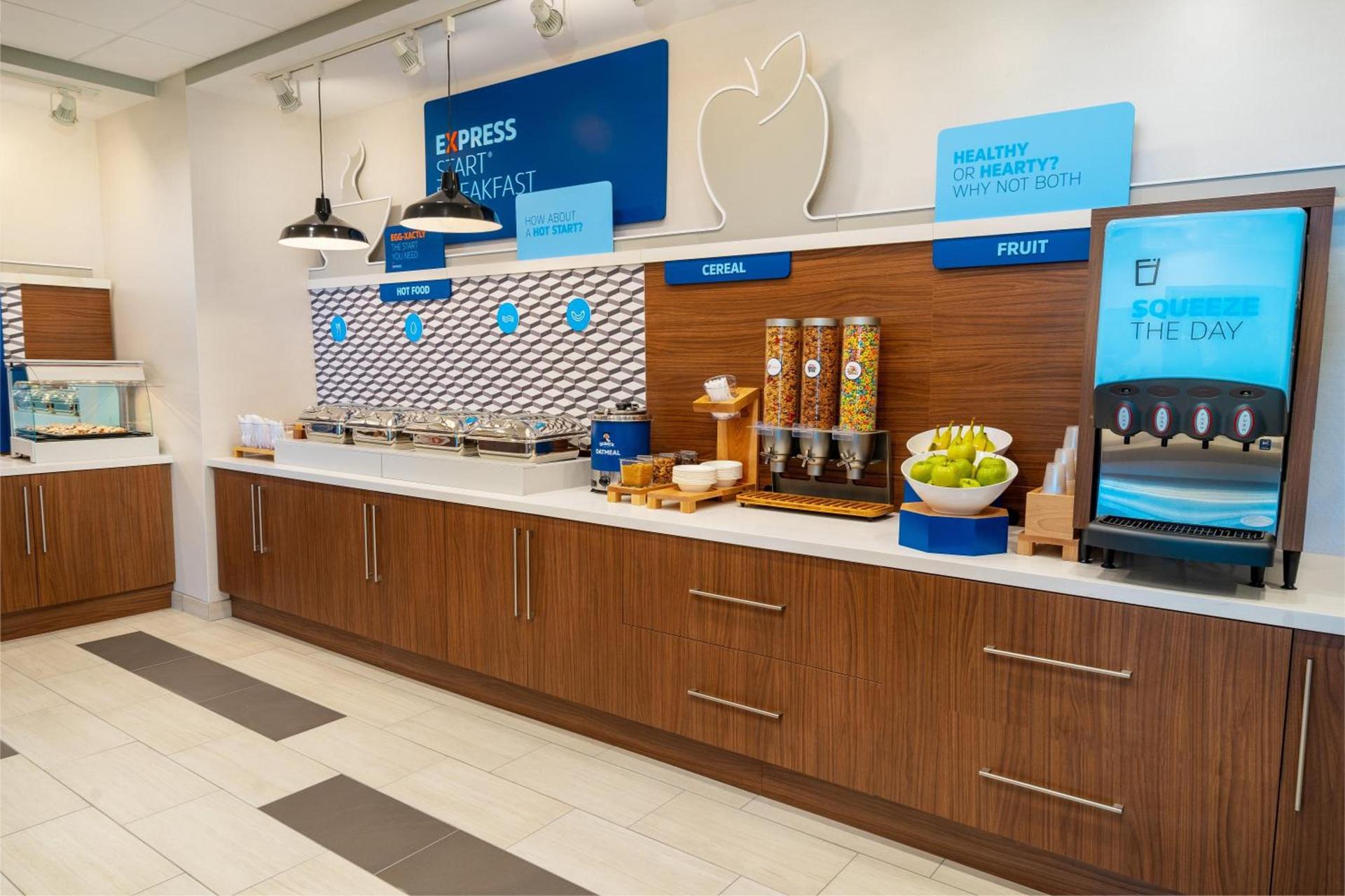 Holiday Inn Express & Suites - Las Vegas - E Tropicana by IHG photo 9