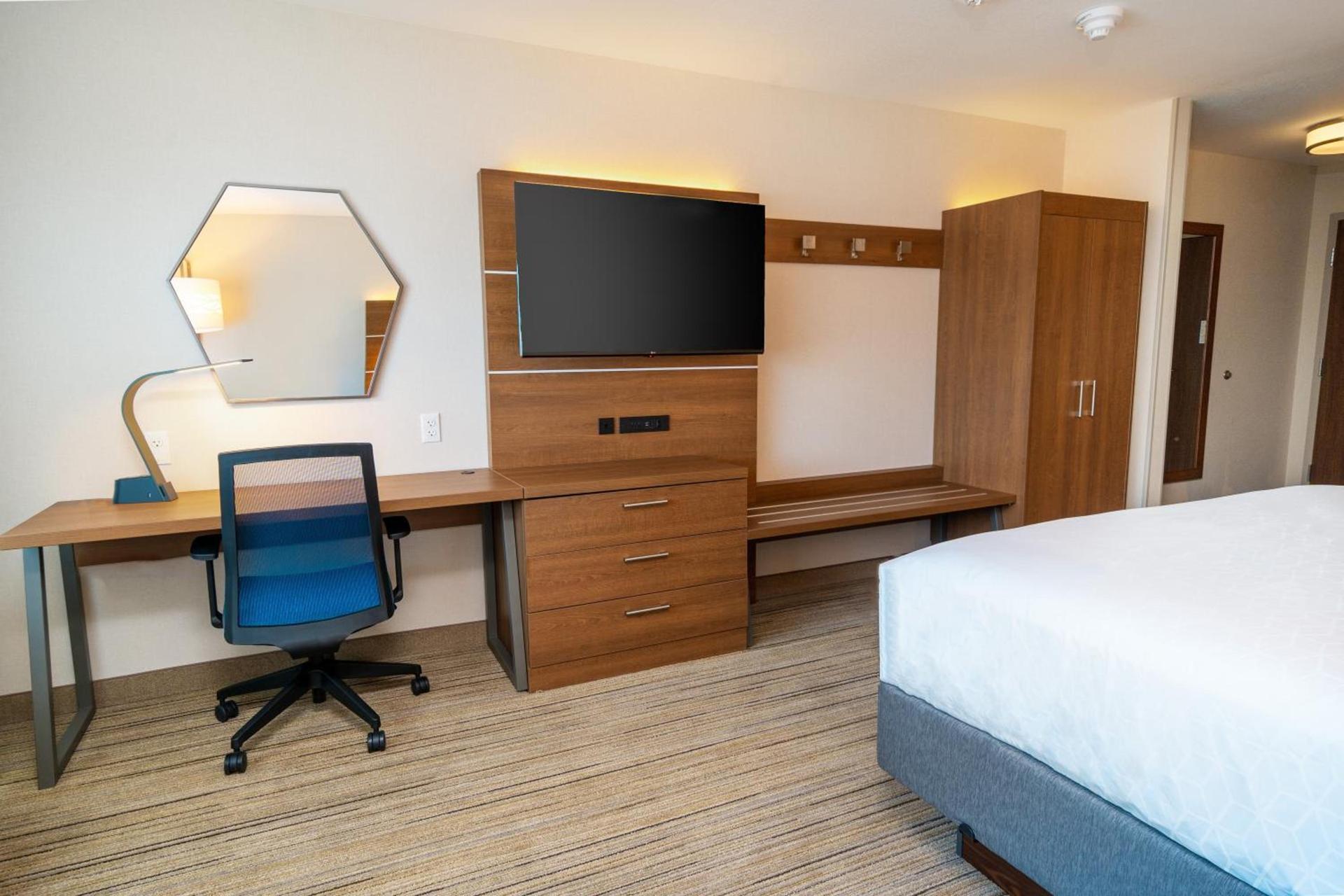 Holiday Inn Express & Suites - Las Vegas - E Tropicana by IHG photo 36