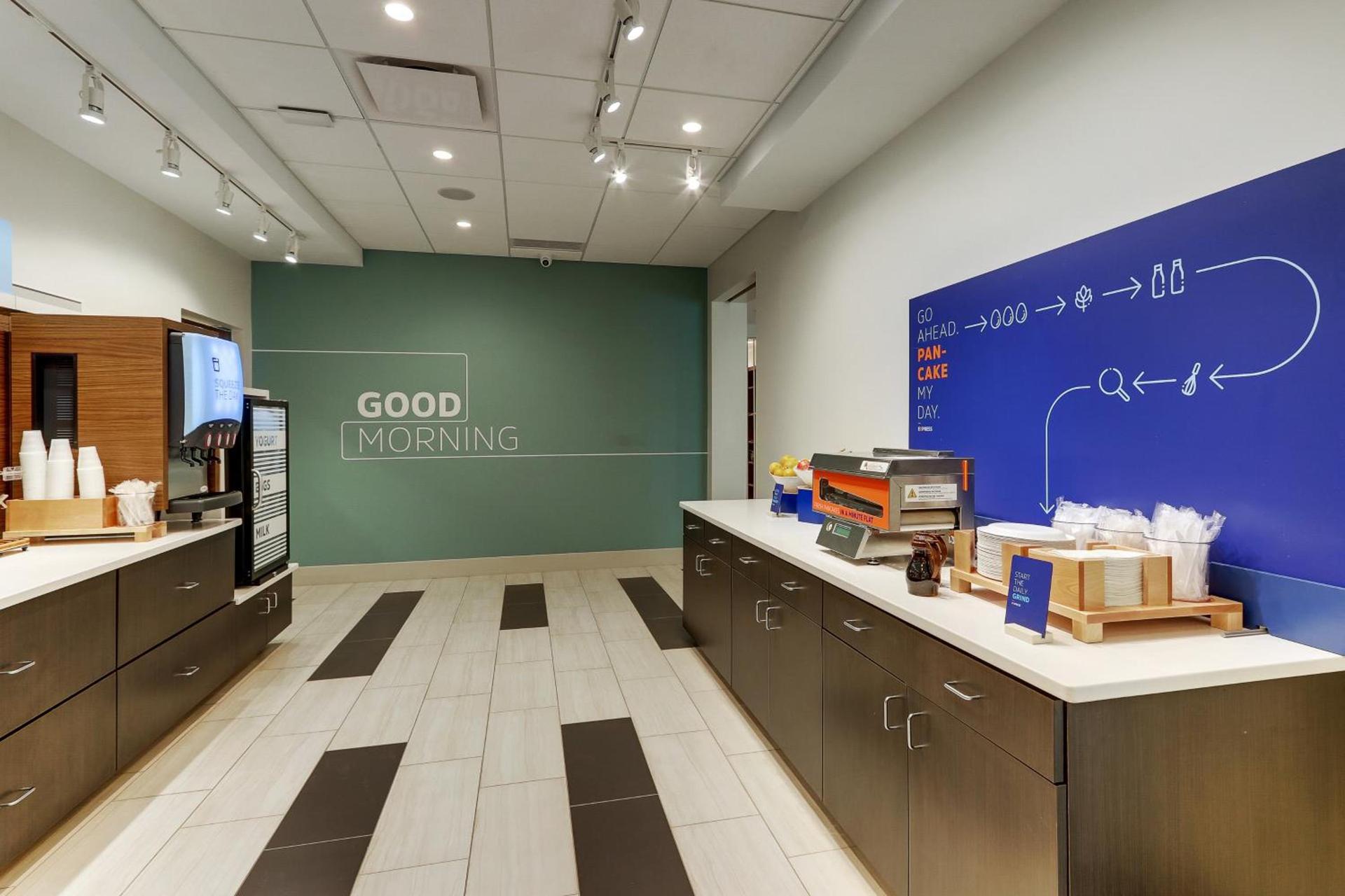 Holiday Inn Express & Suites - Roanoke – Civic Center photo 53