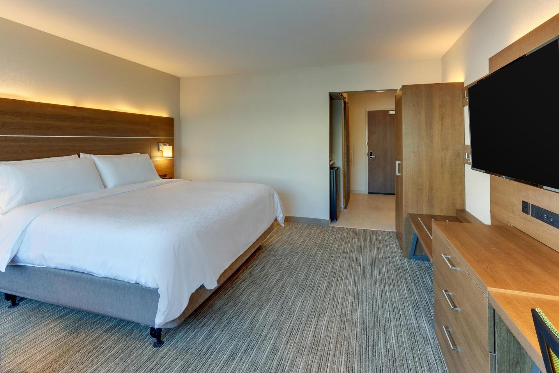 Holiday Inn Express & Suites - Roanoke – Civic Center photo 98