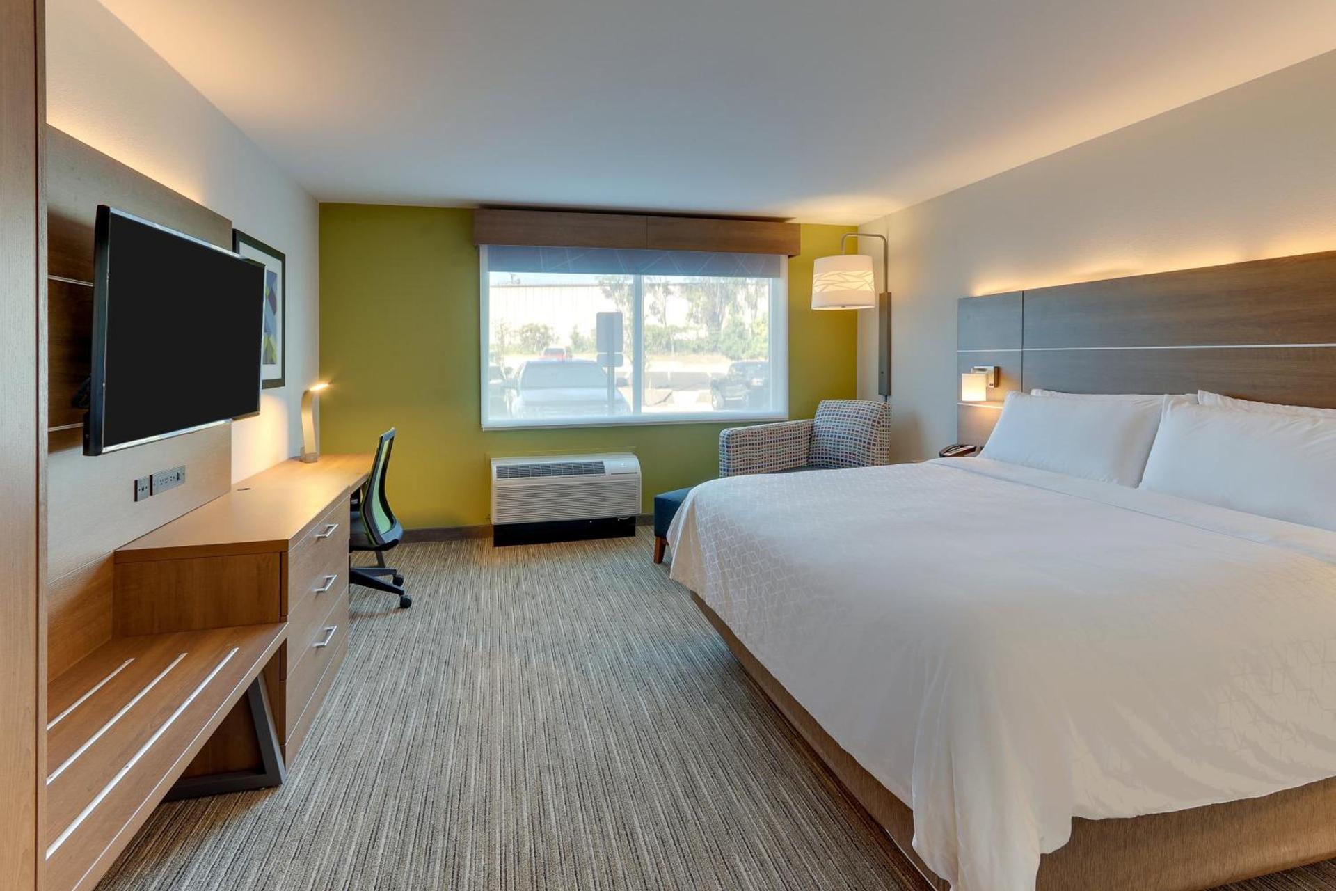 Holiday Inn Express & Suites - Roanoke – Civic Center photo 88