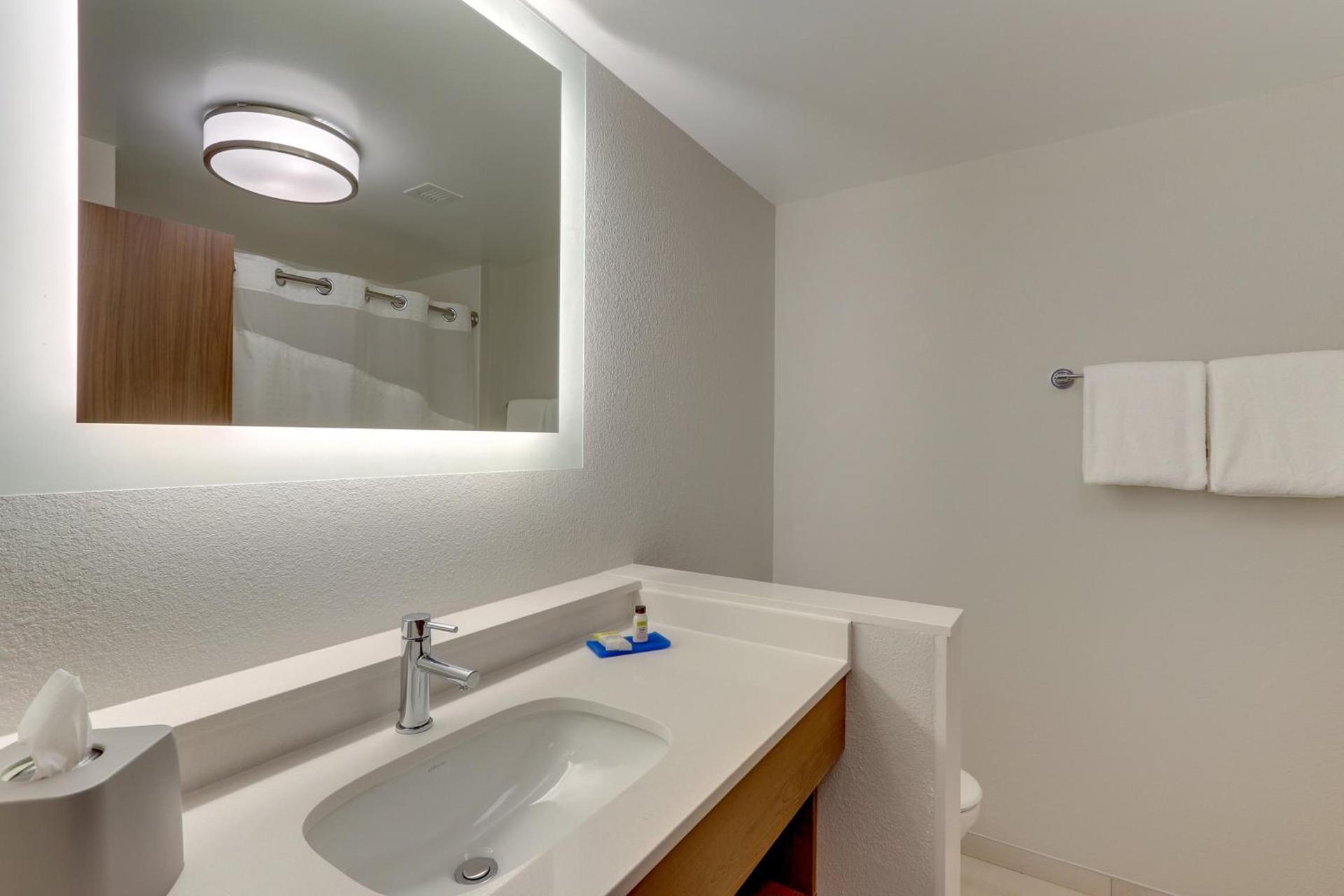 Holiday Inn Express & Suites - Roanoke – Civic Center photo 79