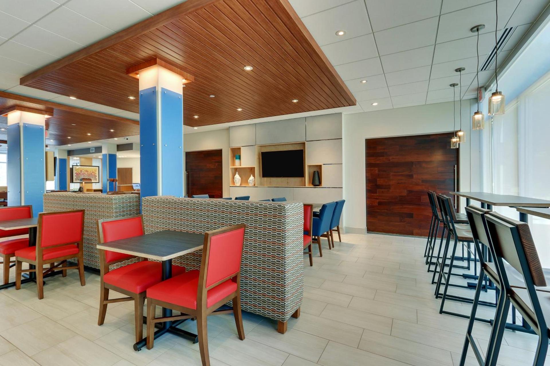 Holiday Inn Express & Suites - Roanoke – Civic Center photo 70