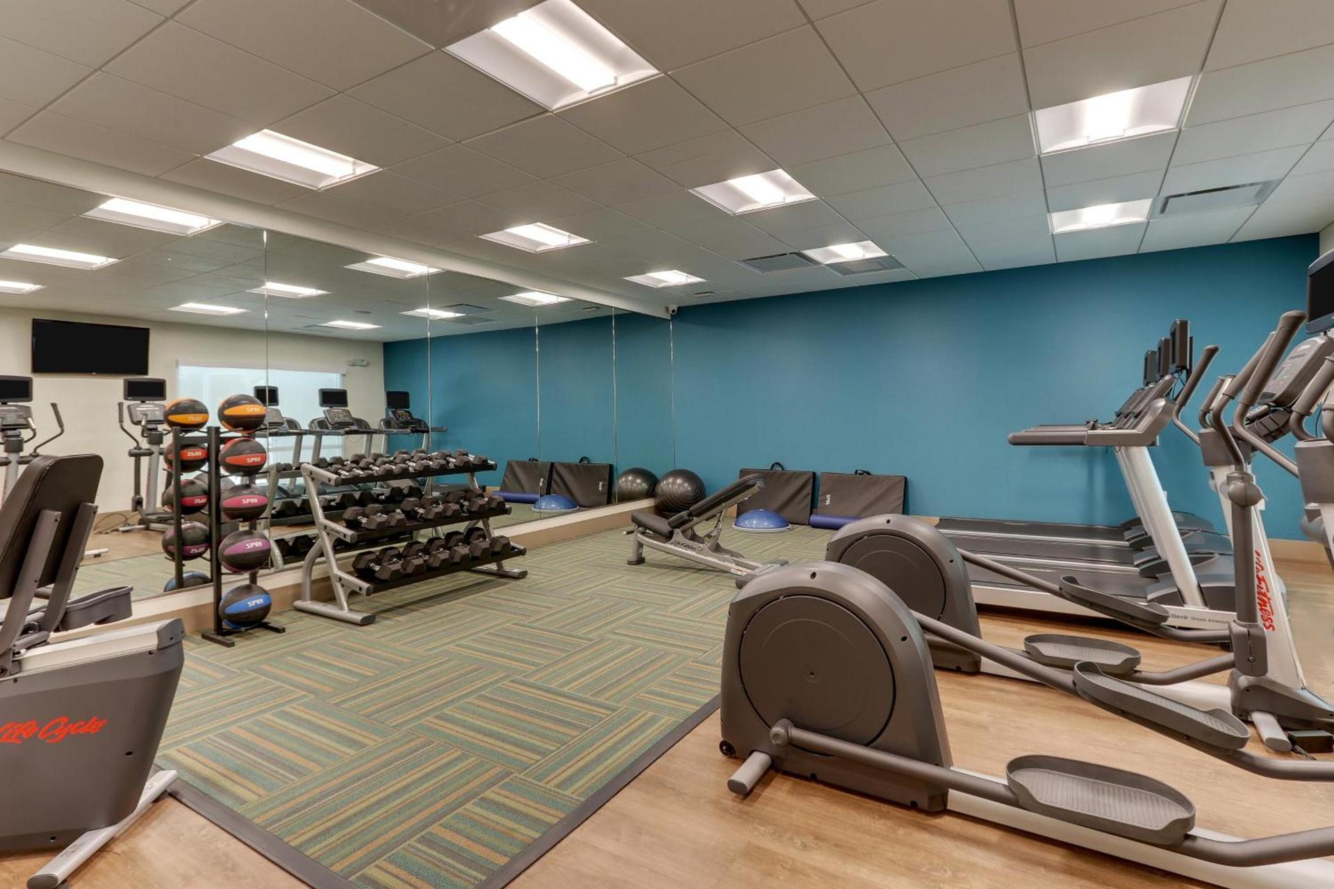 Holiday Inn Express & Suites - Roanoke – Civic Center photo 55