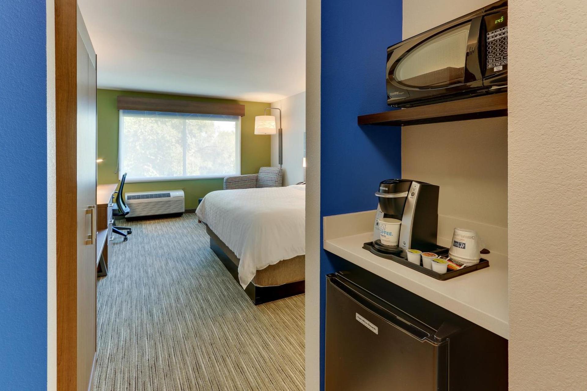 Holiday Inn Express & Suites - Roanoke – Civic Center photo 89