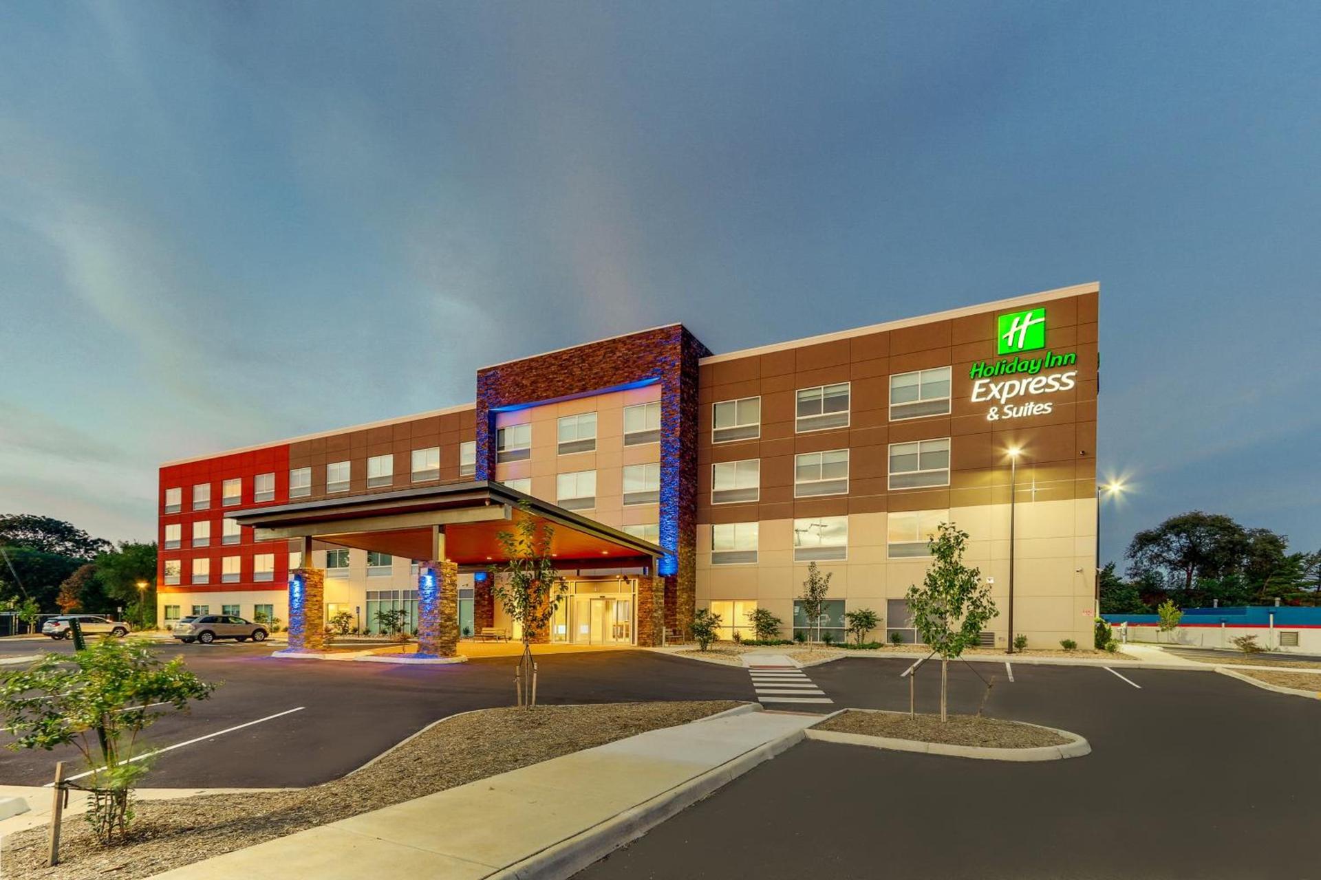 Holiday Inn Express & Suites - Roanoke – Civic Center photo 74