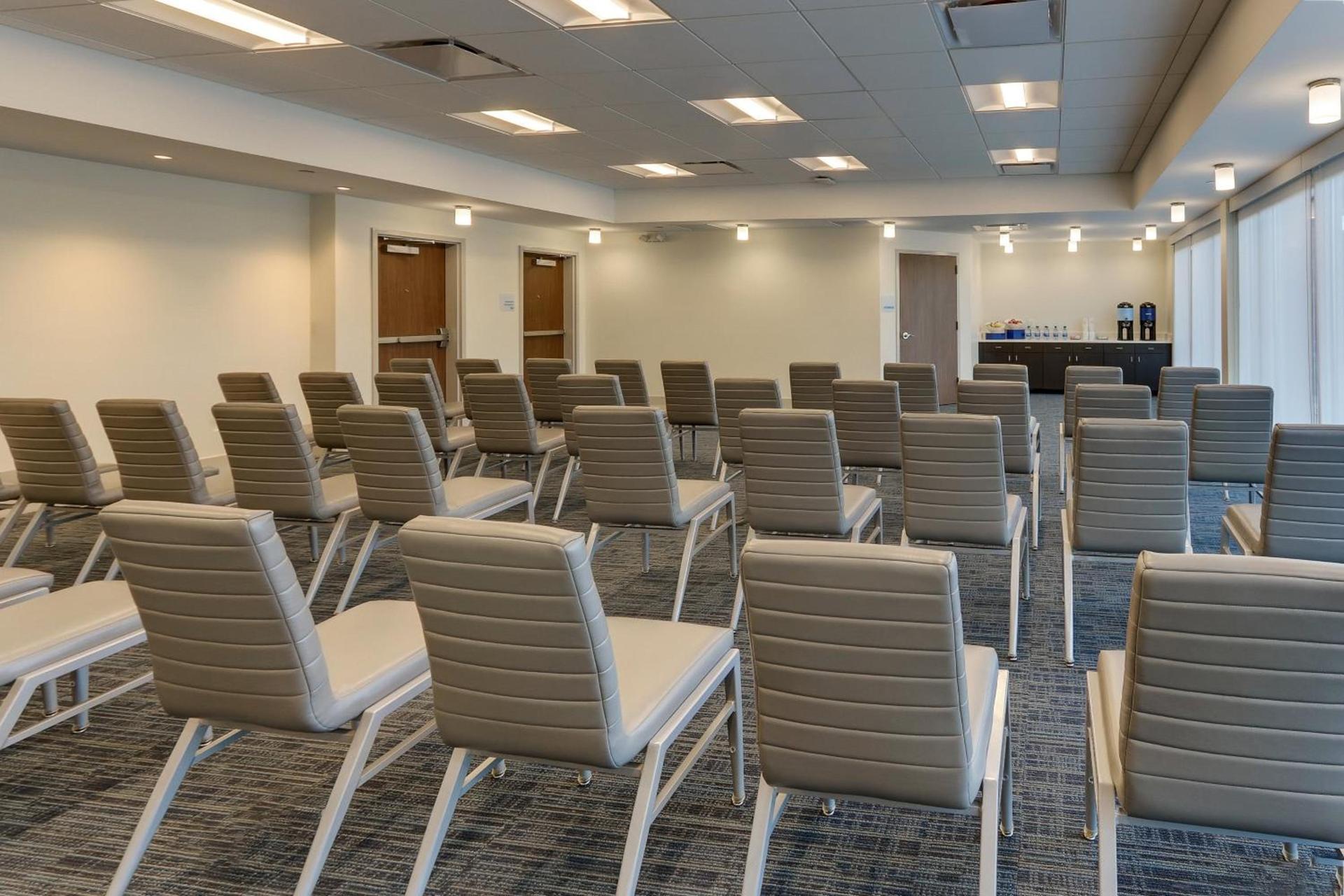 Holiday Inn Express & Suites - Roanoke – Civic Center photo 77