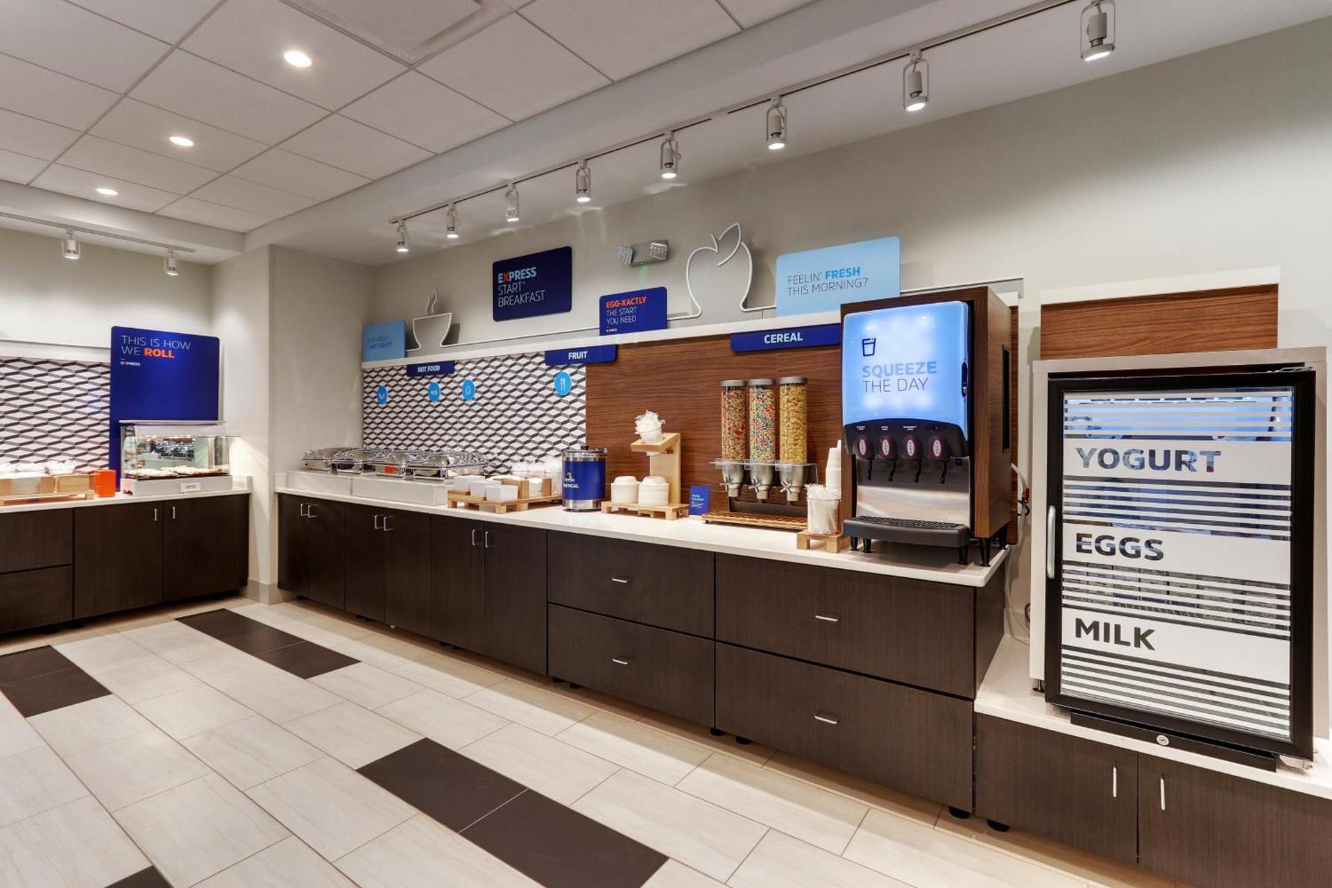 Holiday Inn Express & Suites - Roanoke – Civic Center photo 60