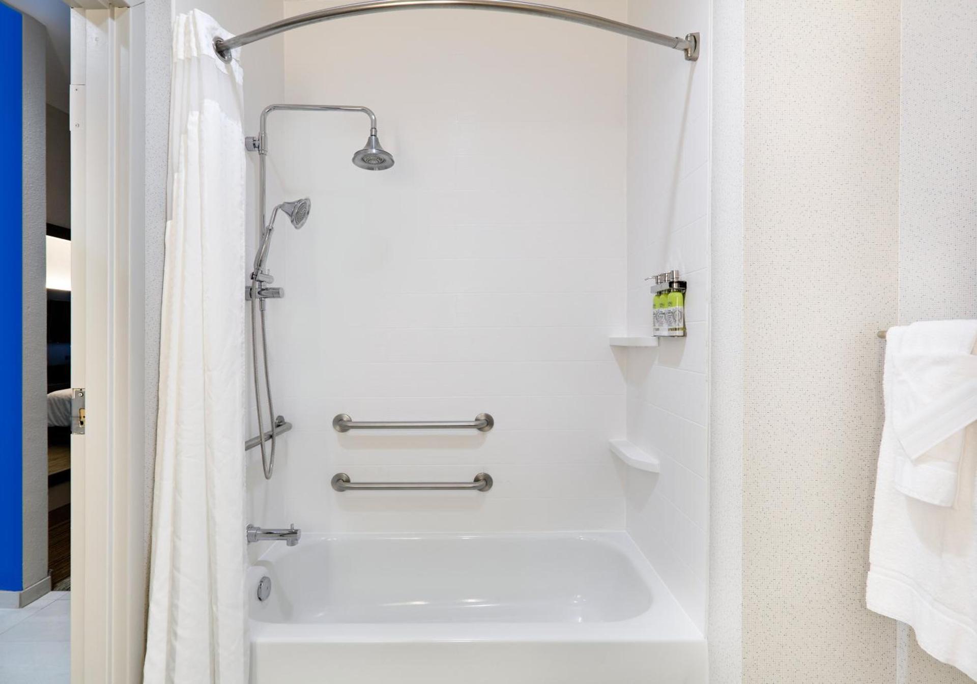 Holiday Inn Express Hotel & Suites Cleburne by IHG photo 36