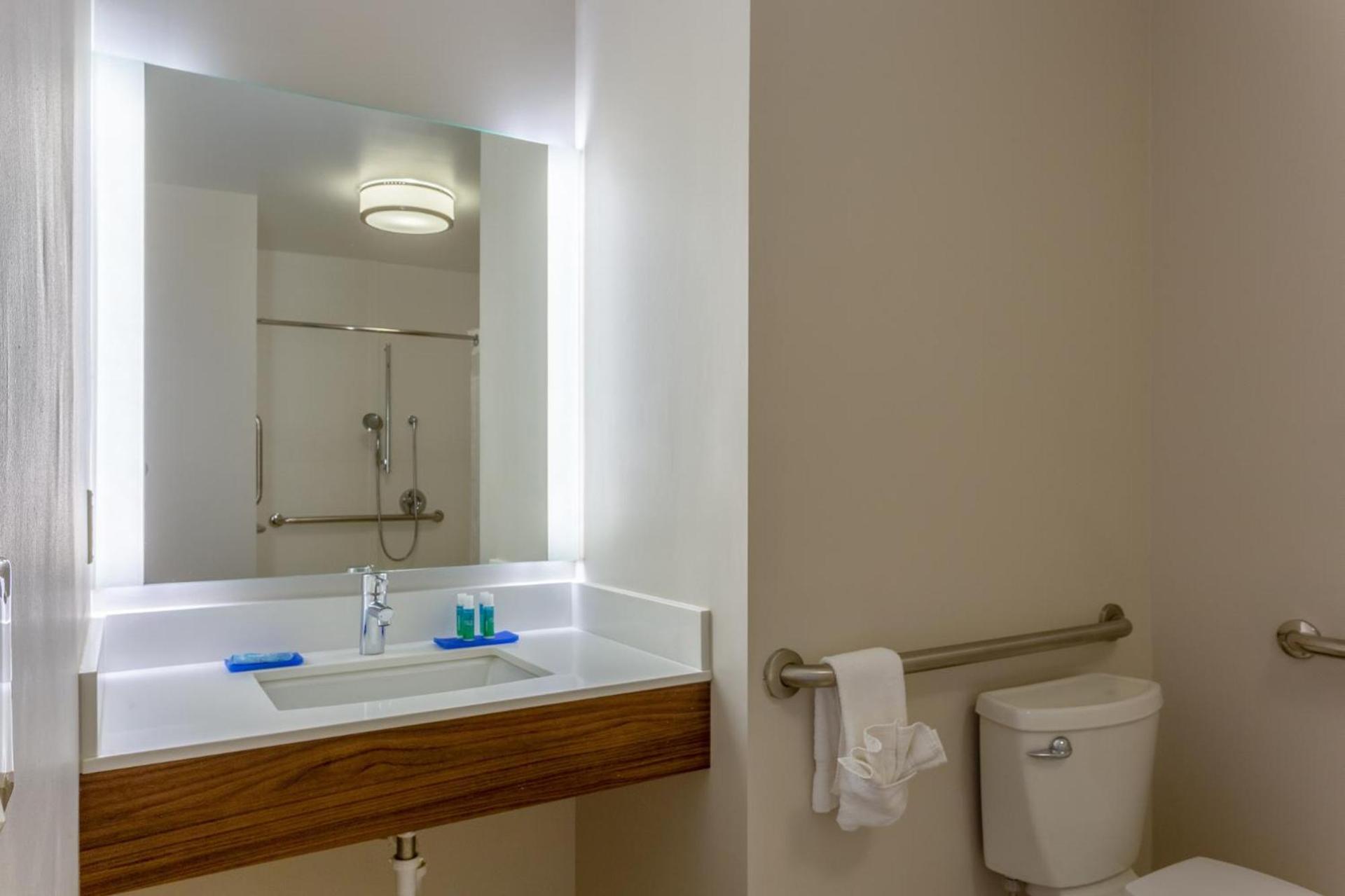 Holiday Inn Express & Suites Vandalia by IHG photo 4