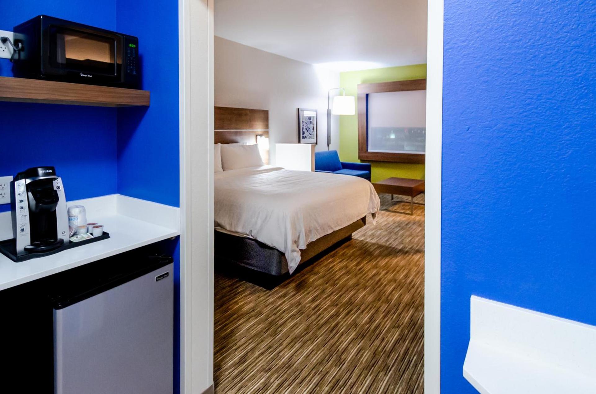 Holiday Inn Express & Suites Taylor by IHG photo 3