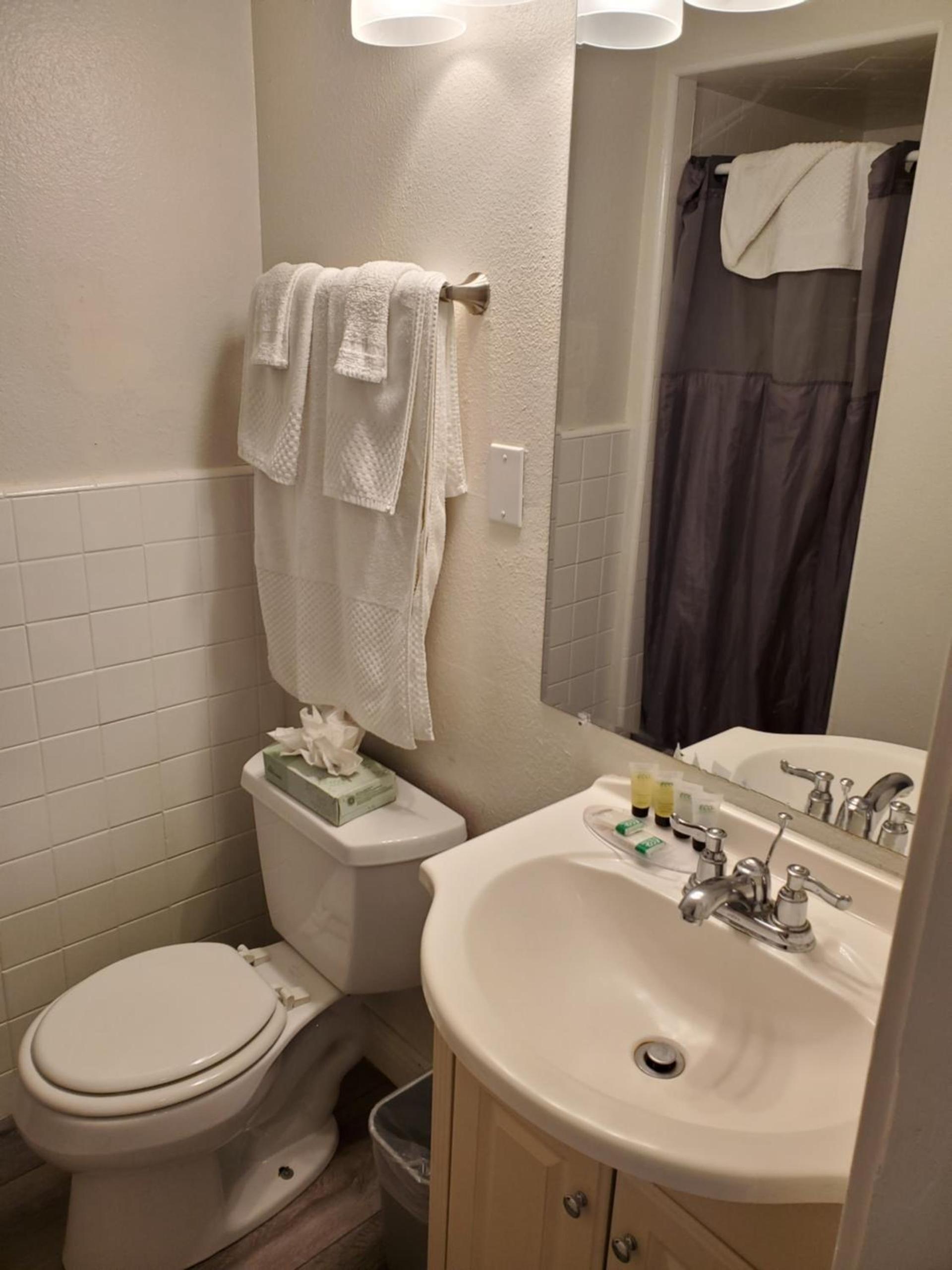 Coronado Inn photo 41
