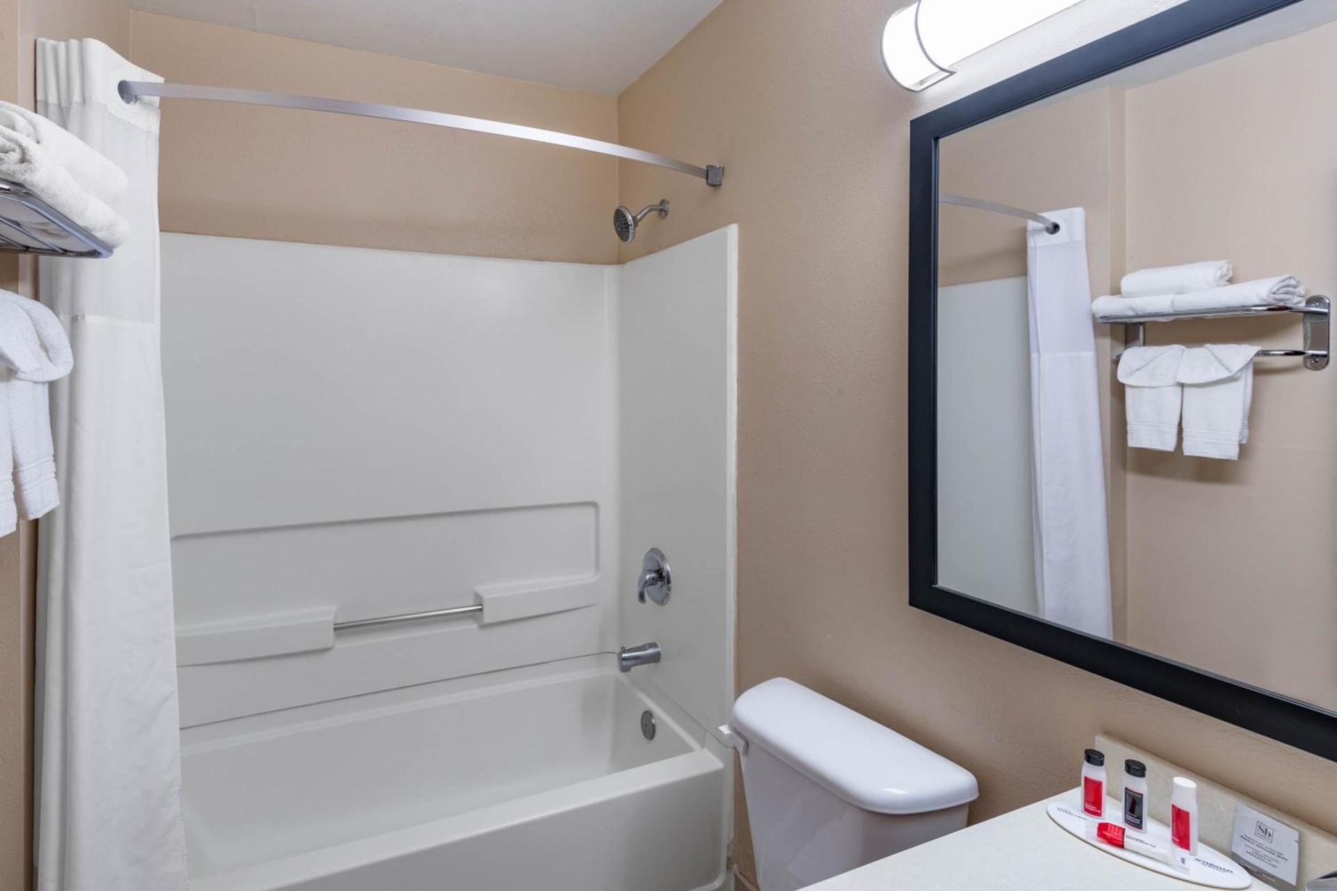 Baymont by Wyndham Farmington photo 33