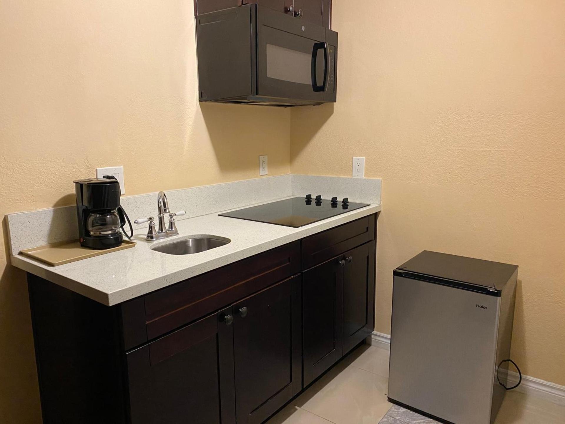 Lemon Tree Hotel and Suites photo 2