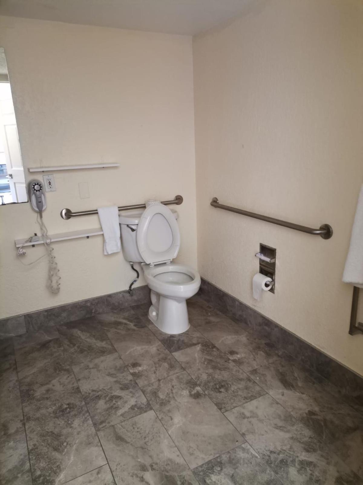 Super 8 by Wyndham San Antonio Near SeaWorld Ingram Park photo 23