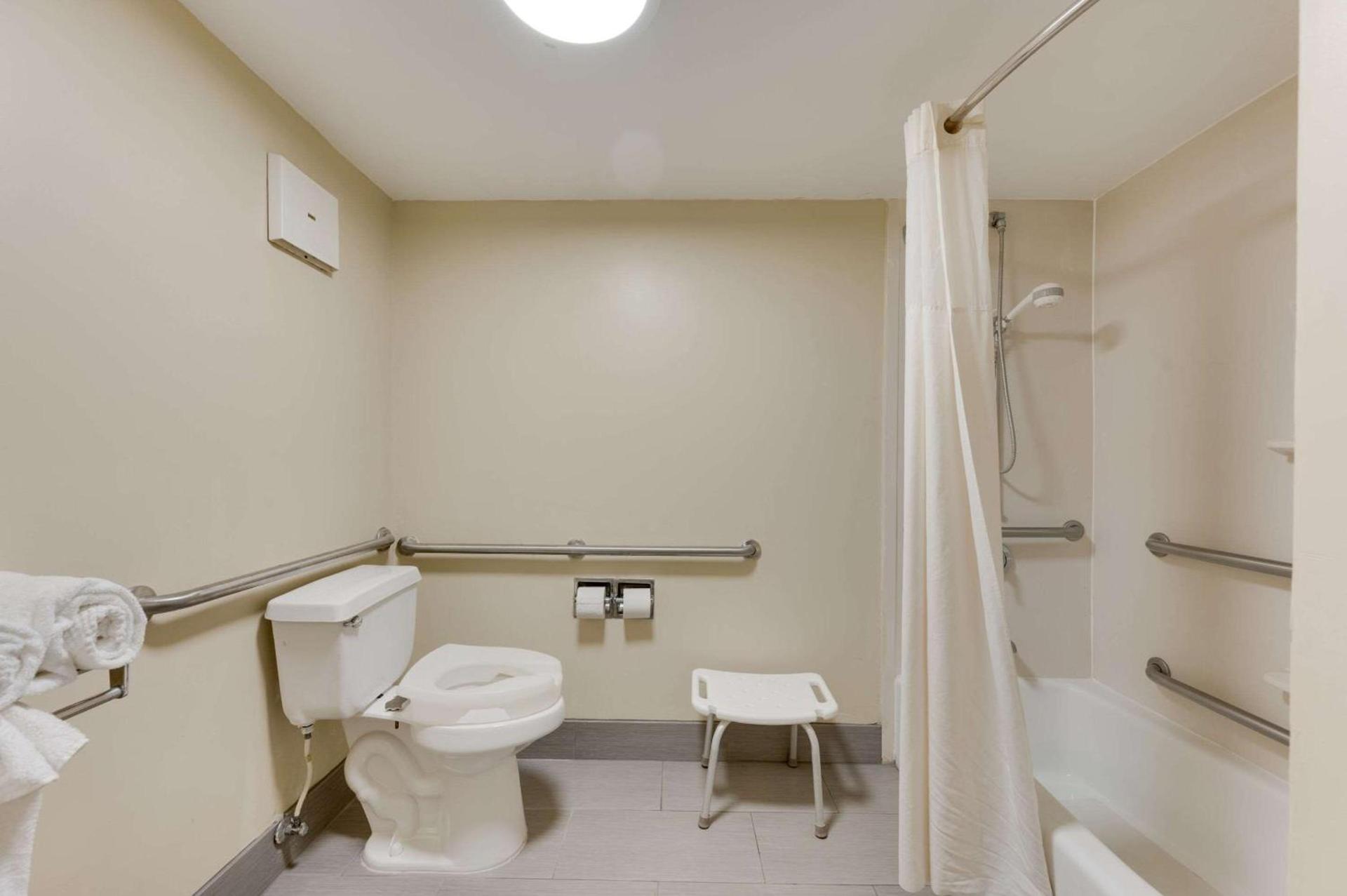 Quality Inn Airport - Southeast photo 4