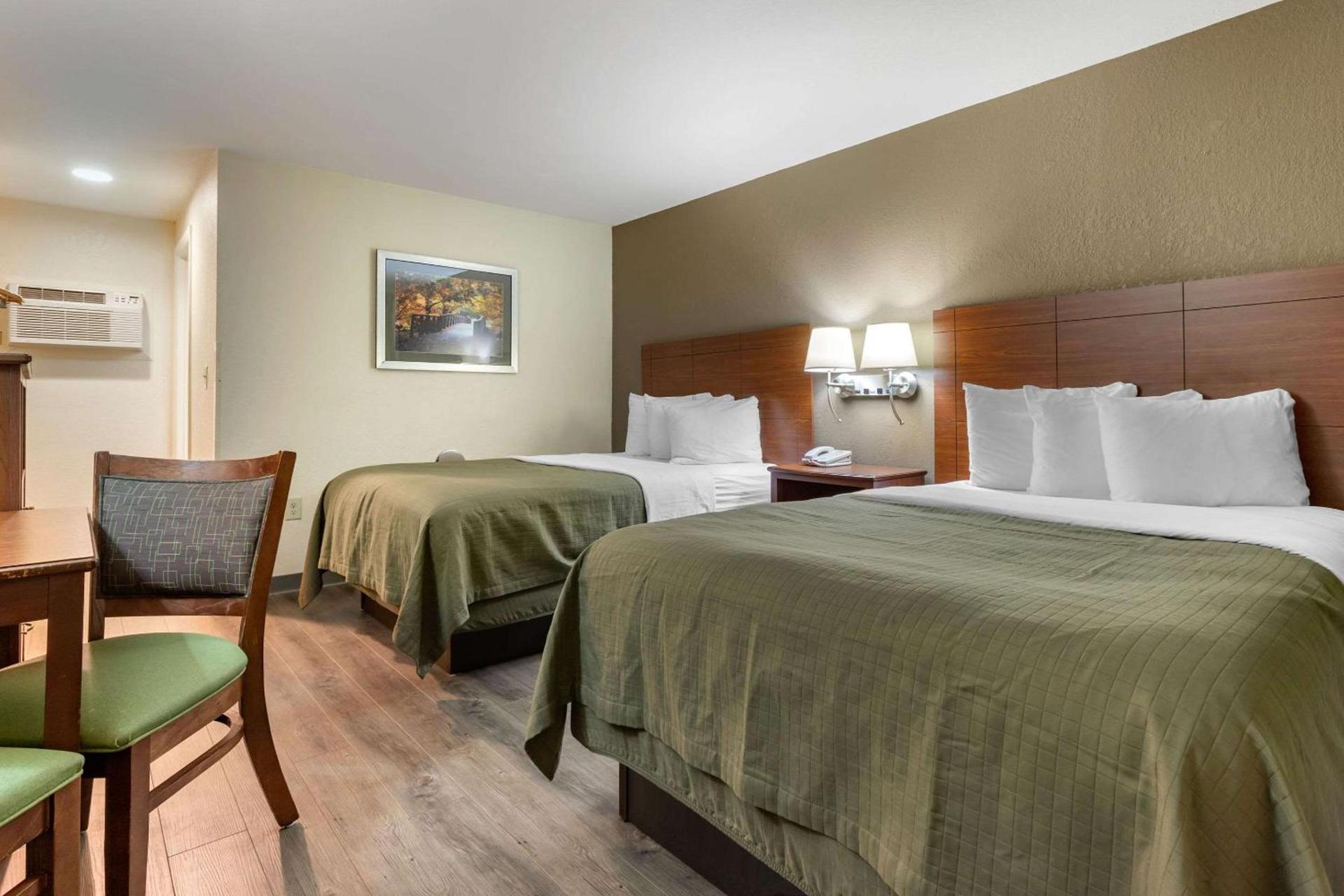 Econo Lodge Cherokee Near Island Park photo 6