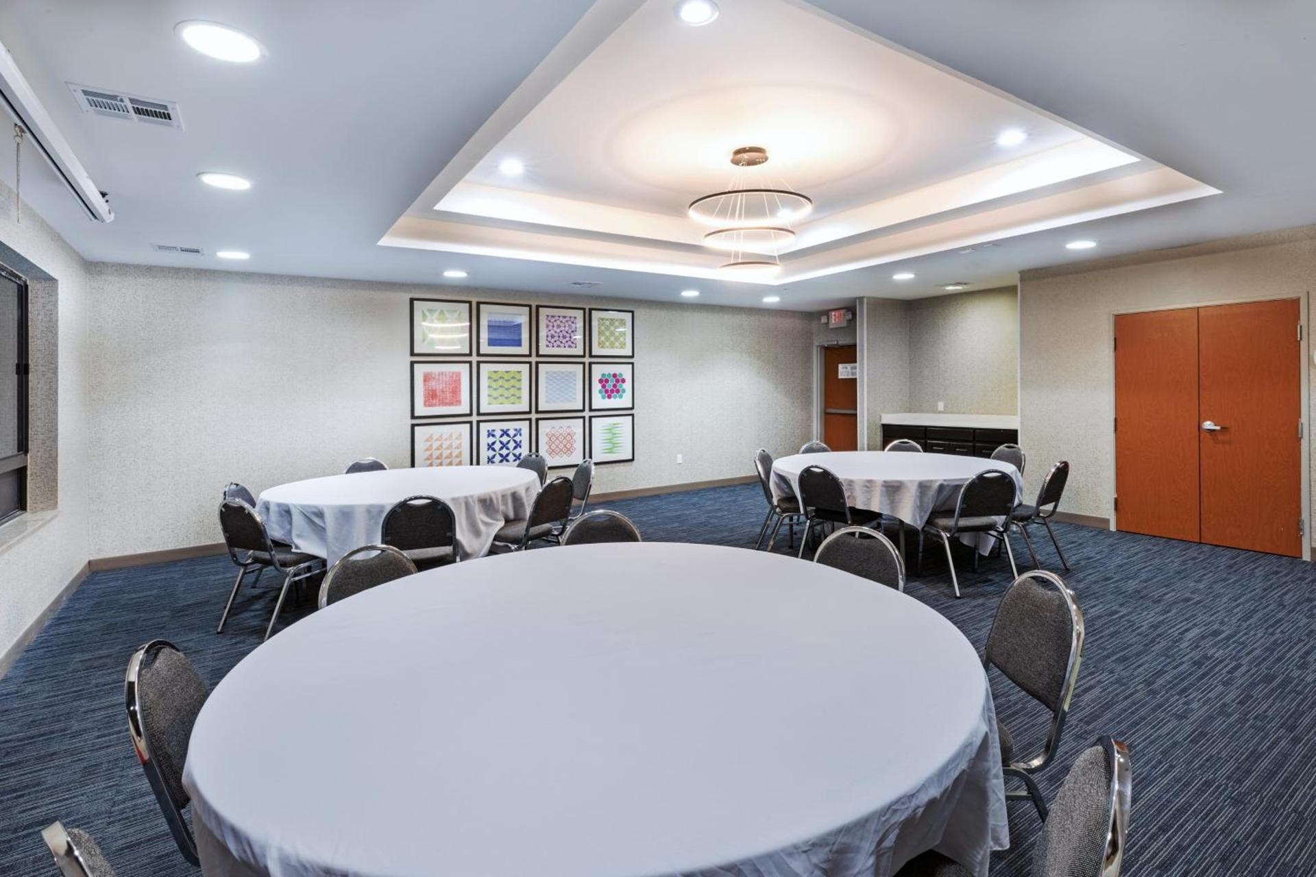 Holiday Inn Express and Suites Pryor by IHG photo 36