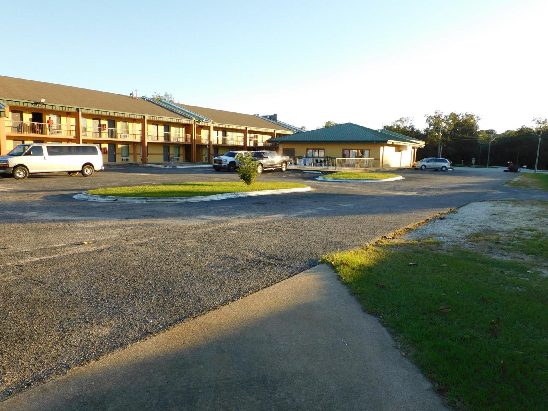 Camilla Inn & Suites photo 13