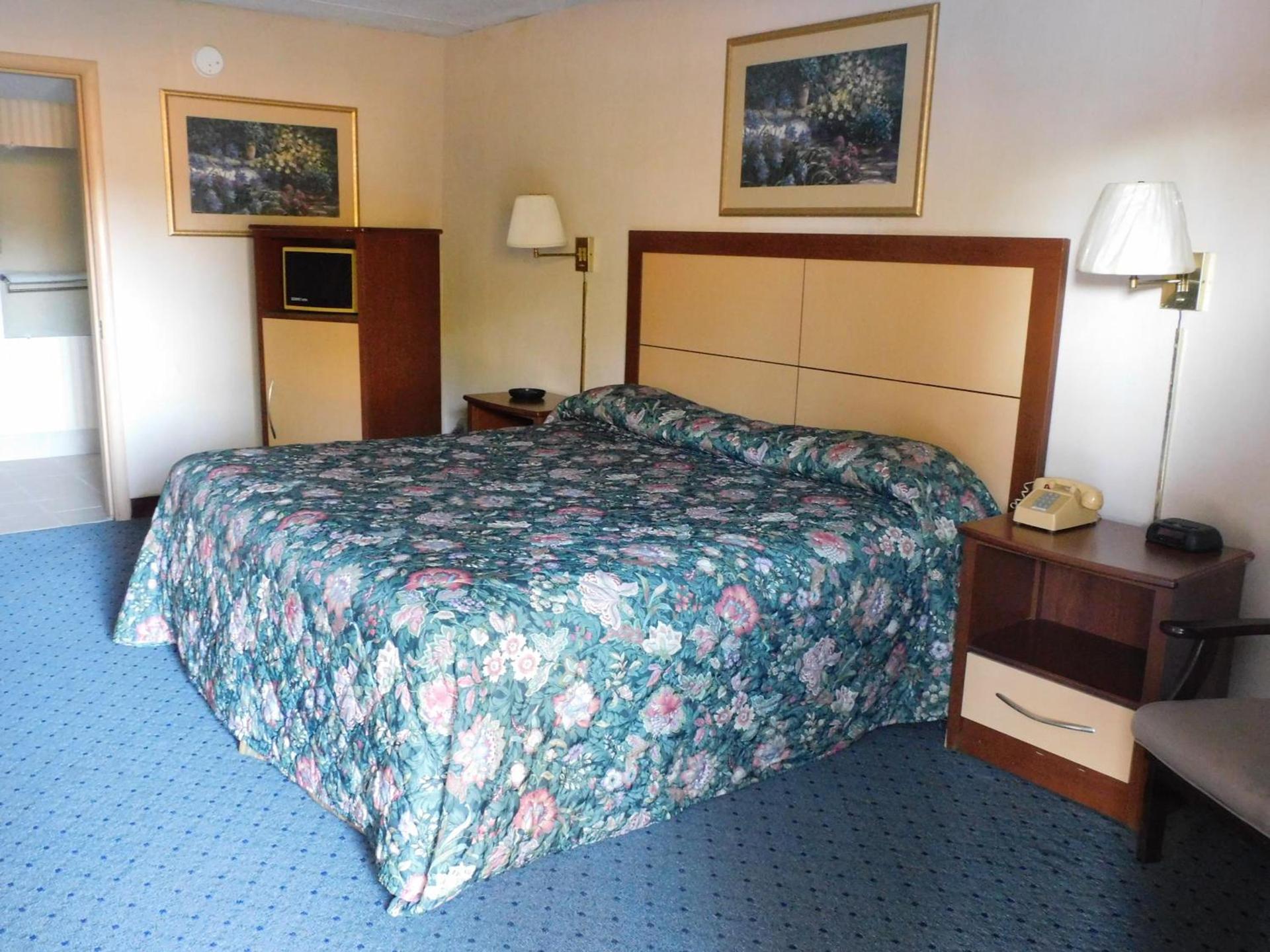 Camilla Inn & Suites photo 20