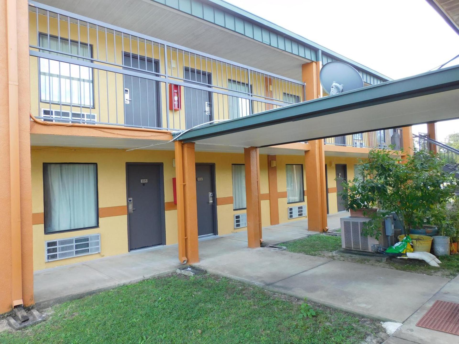 Camilla Inn & Suites photo 9