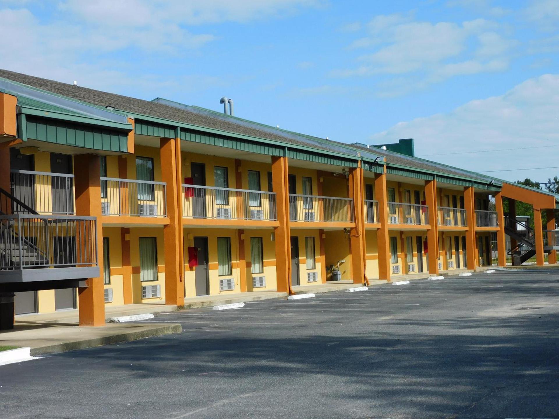 Camilla Inn & Suites photo 10
