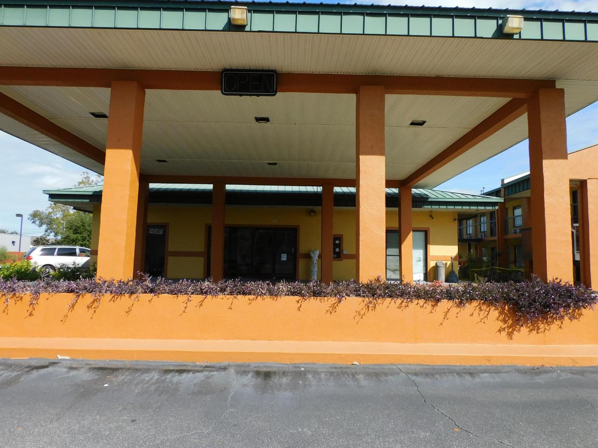 Camilla Inn & Suites photo 12