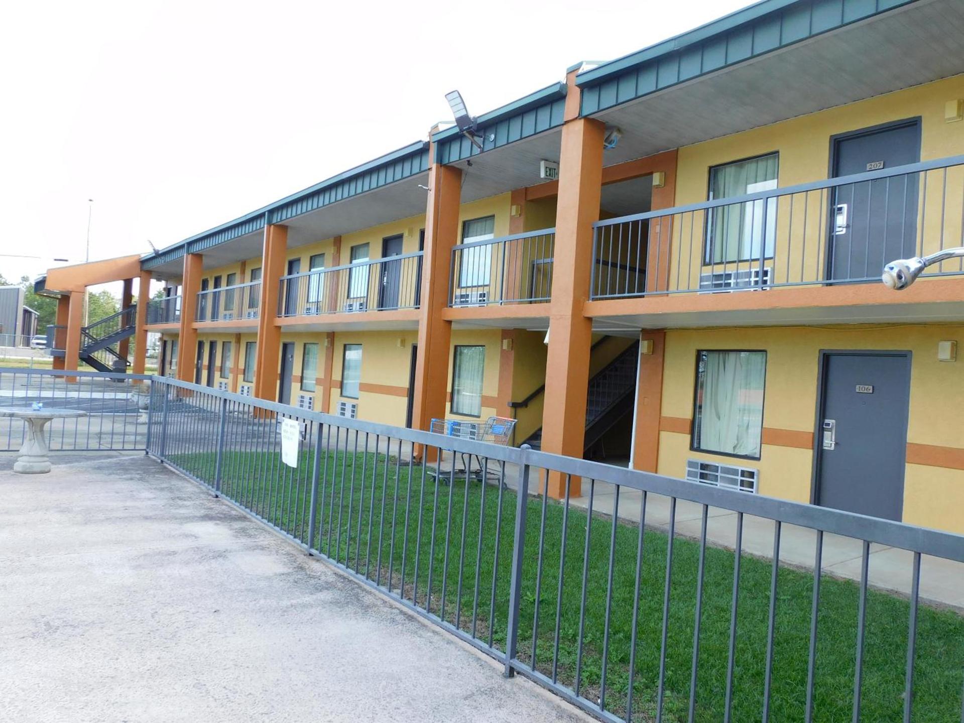 Camilla Inn & Suites photo 11