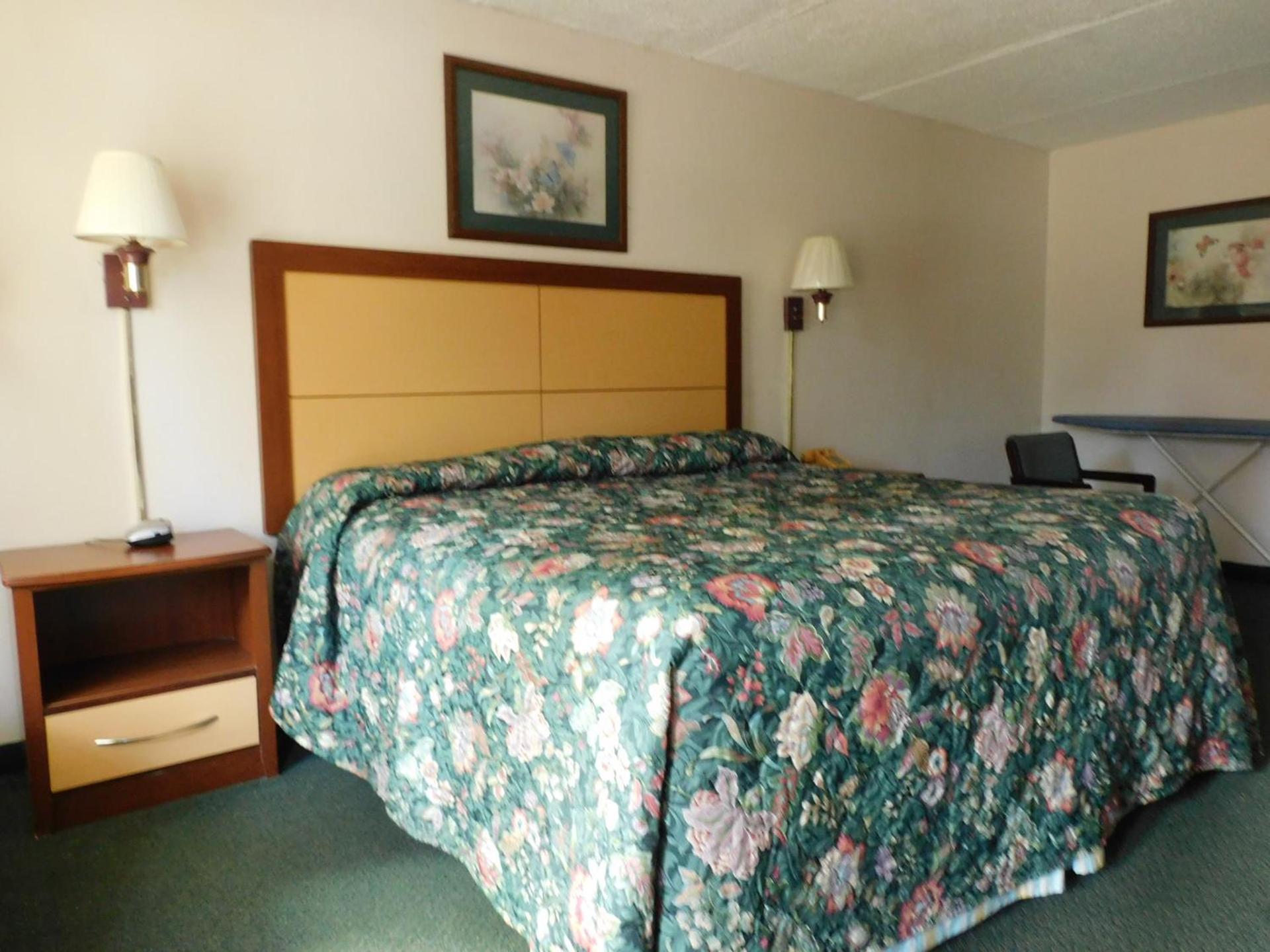 Camilla Inn & Suites photo 21
