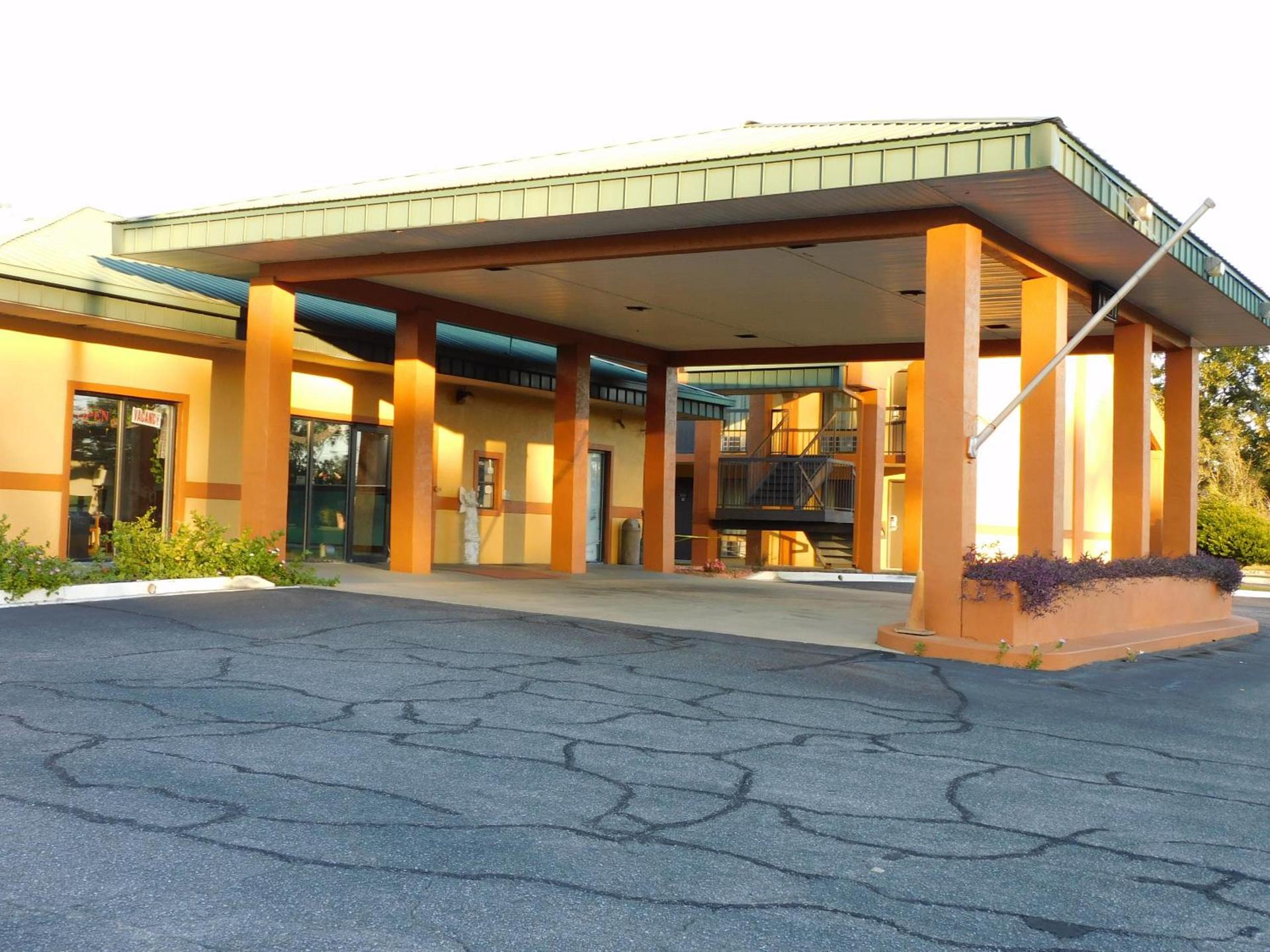 Camilla Inn & Suites photo 2