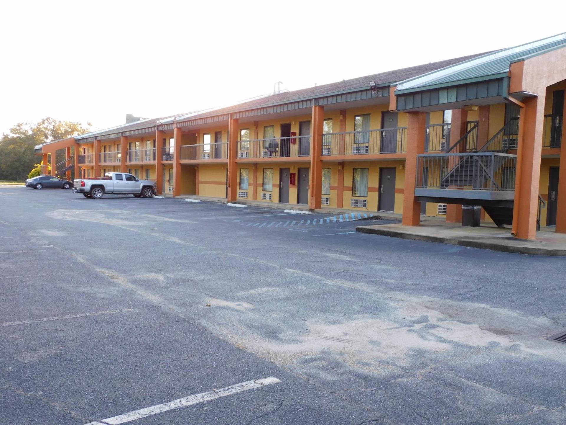 Camilla Inn & Suites photo 8