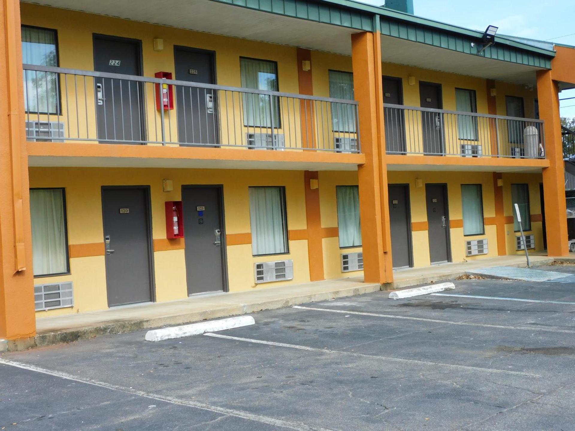 Camilla Inn & Suites photo 7