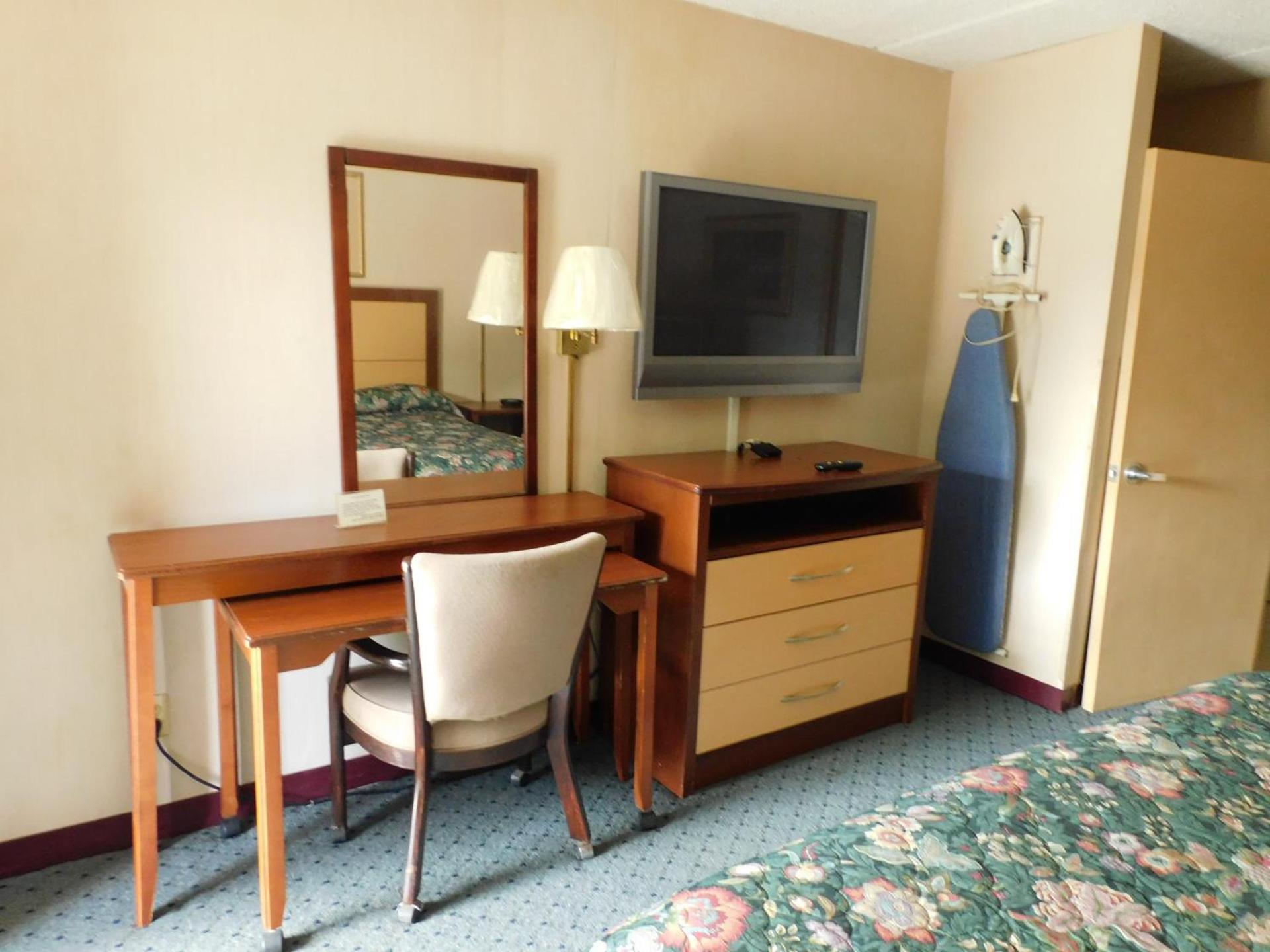 Camilla Inn & Suites photo 14