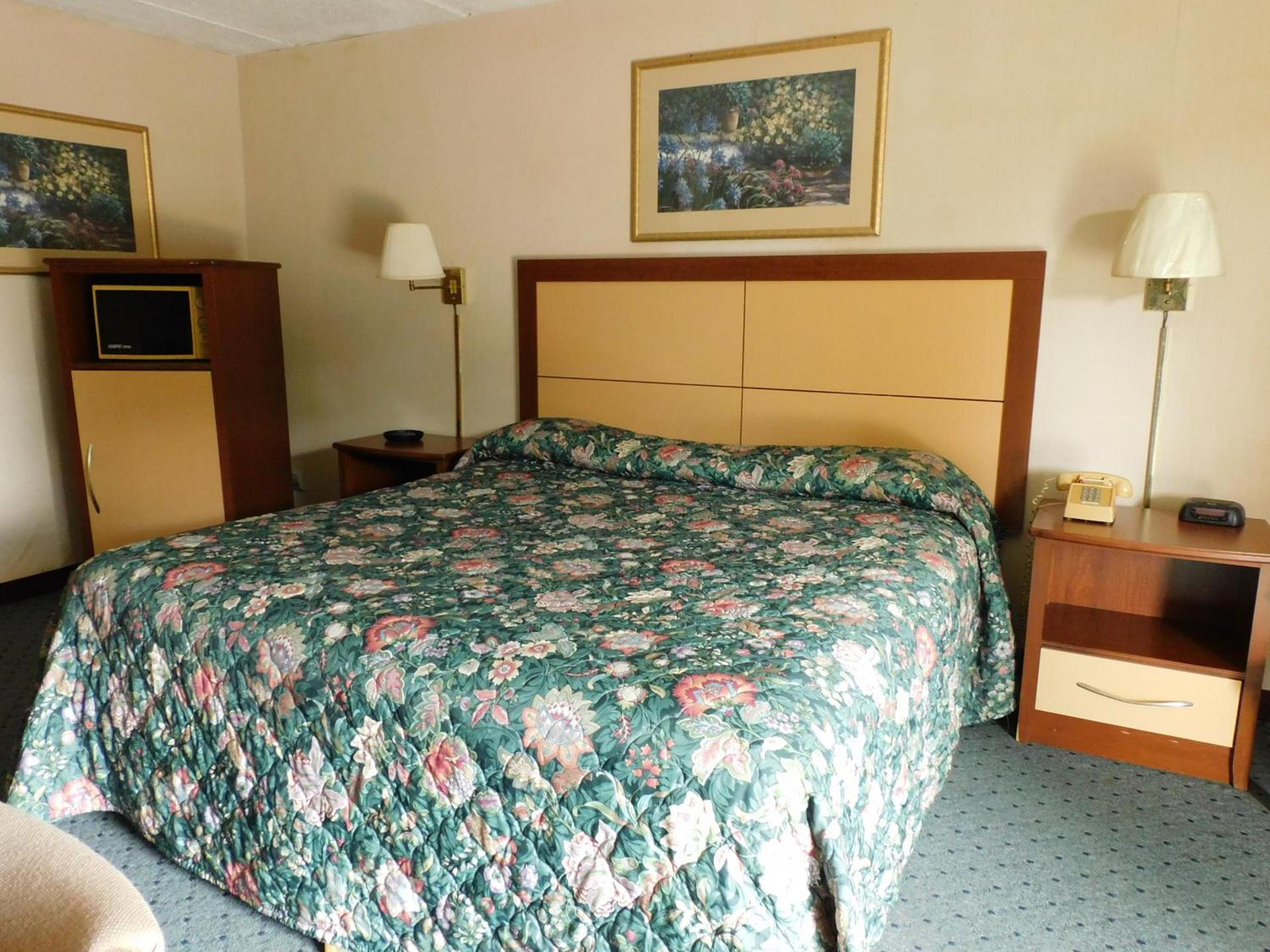 Camilla Inn & Suites photo 25