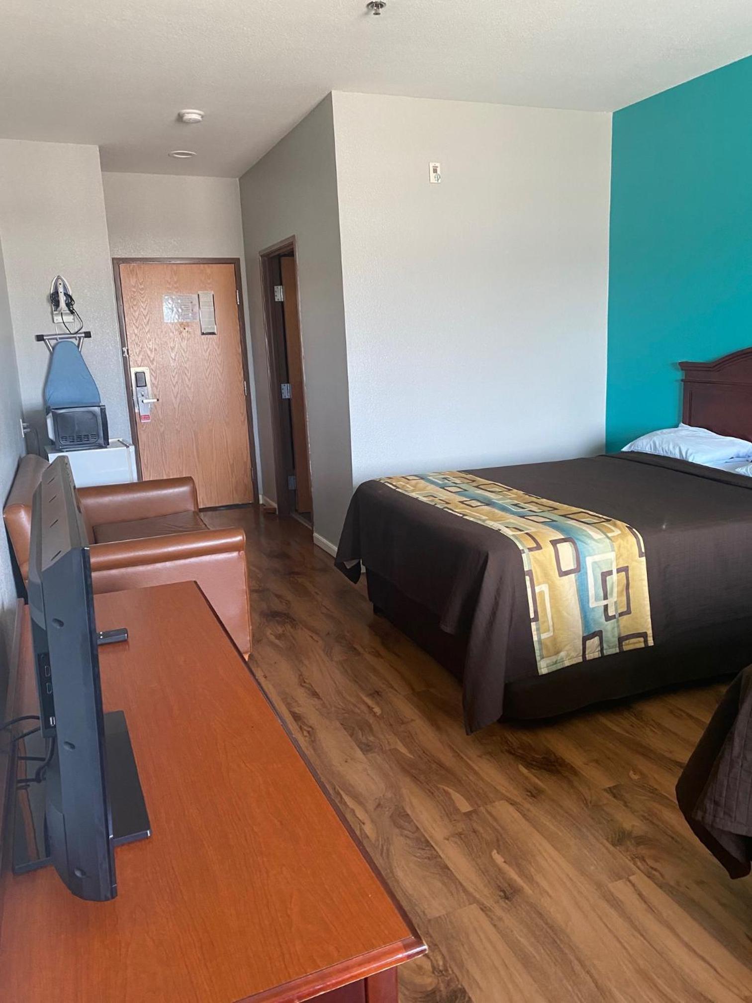 Tropicana Inn and Suites photo 2