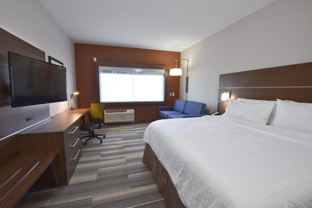Holiday Inn Express & Suites Junction by IHG photo 3