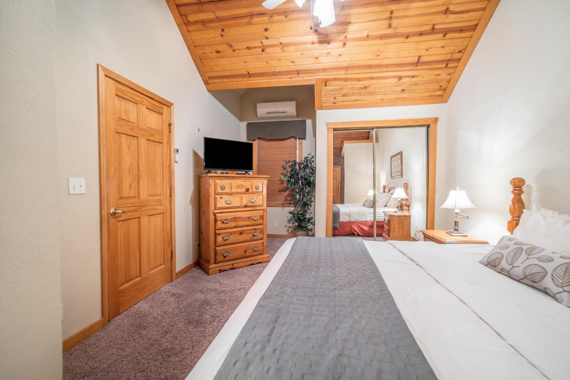 Cabins at Grand Mountain photo 16