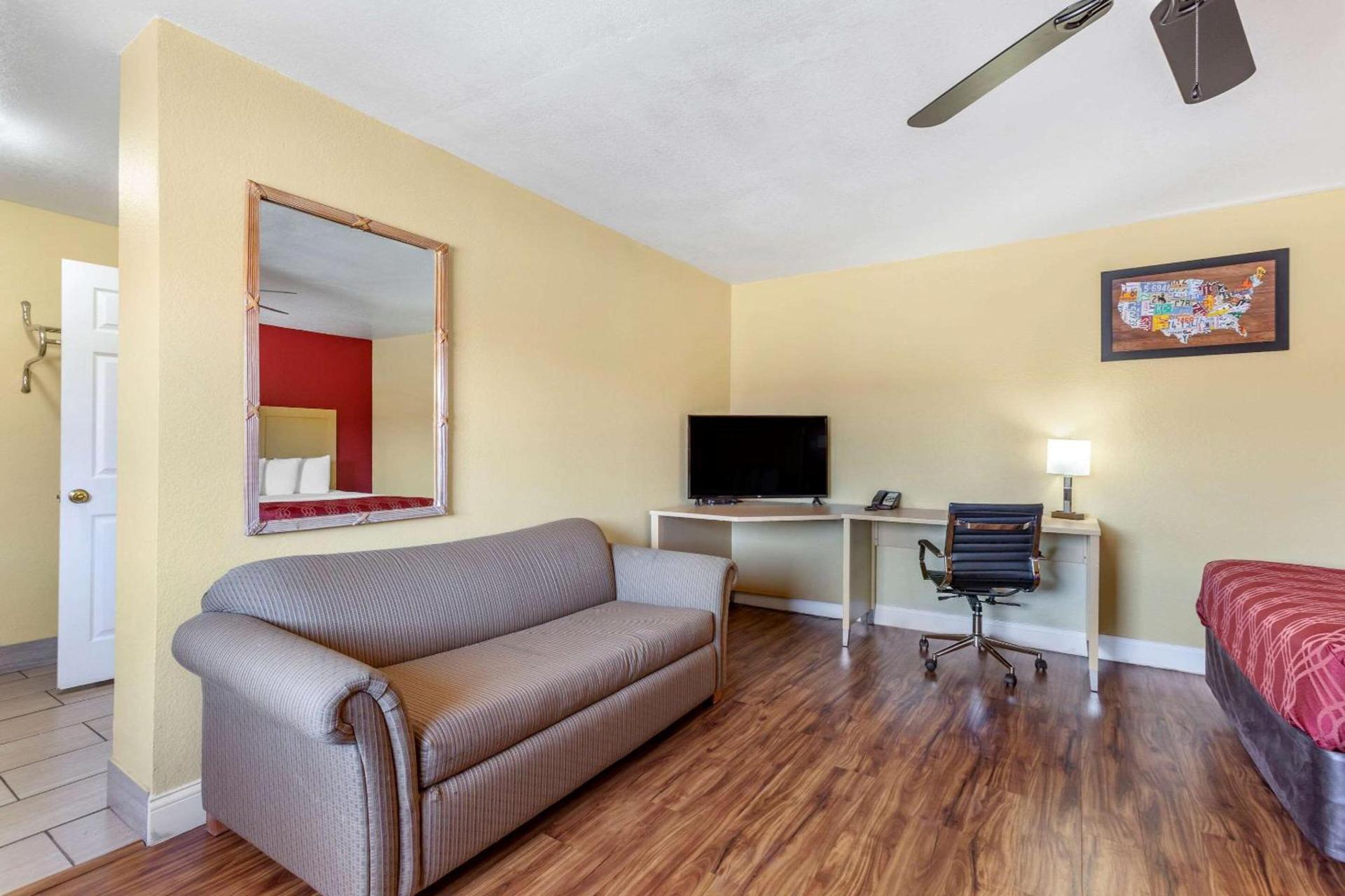 Econo Lodge Clovis photo 11