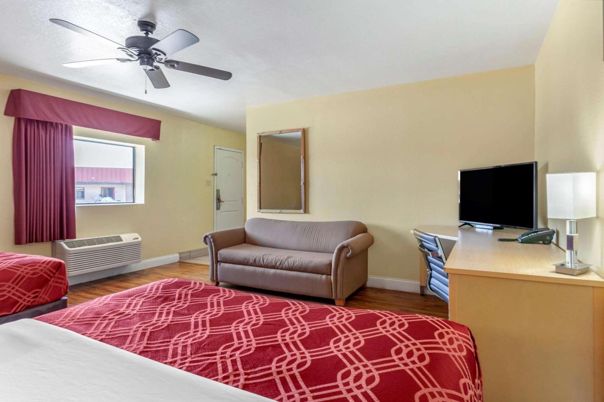 Econo Lodge Clovis photo 12