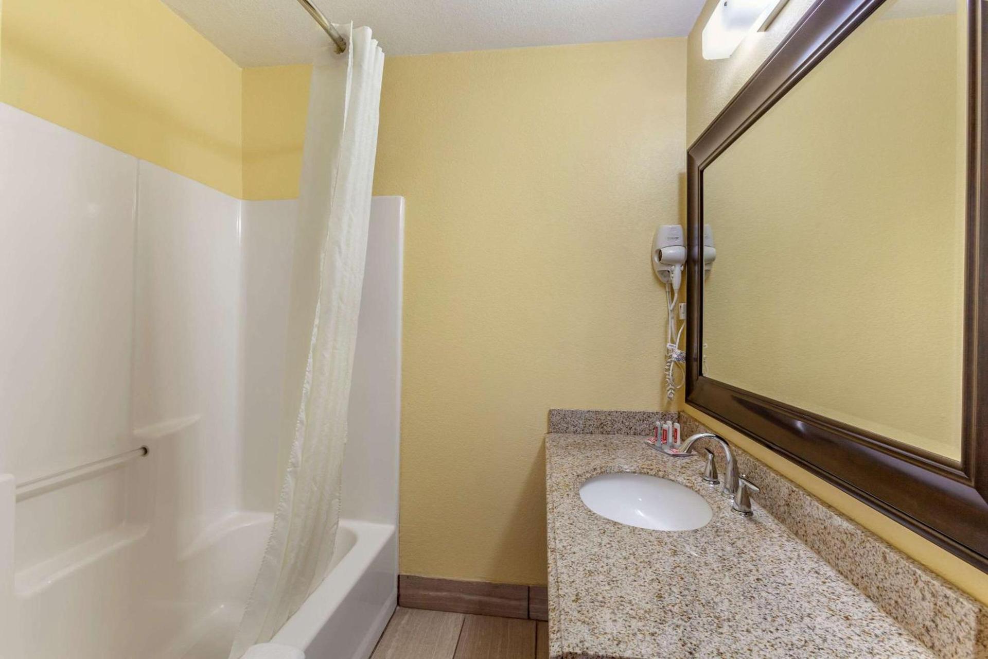 Econo Lodge Clovis photo 14