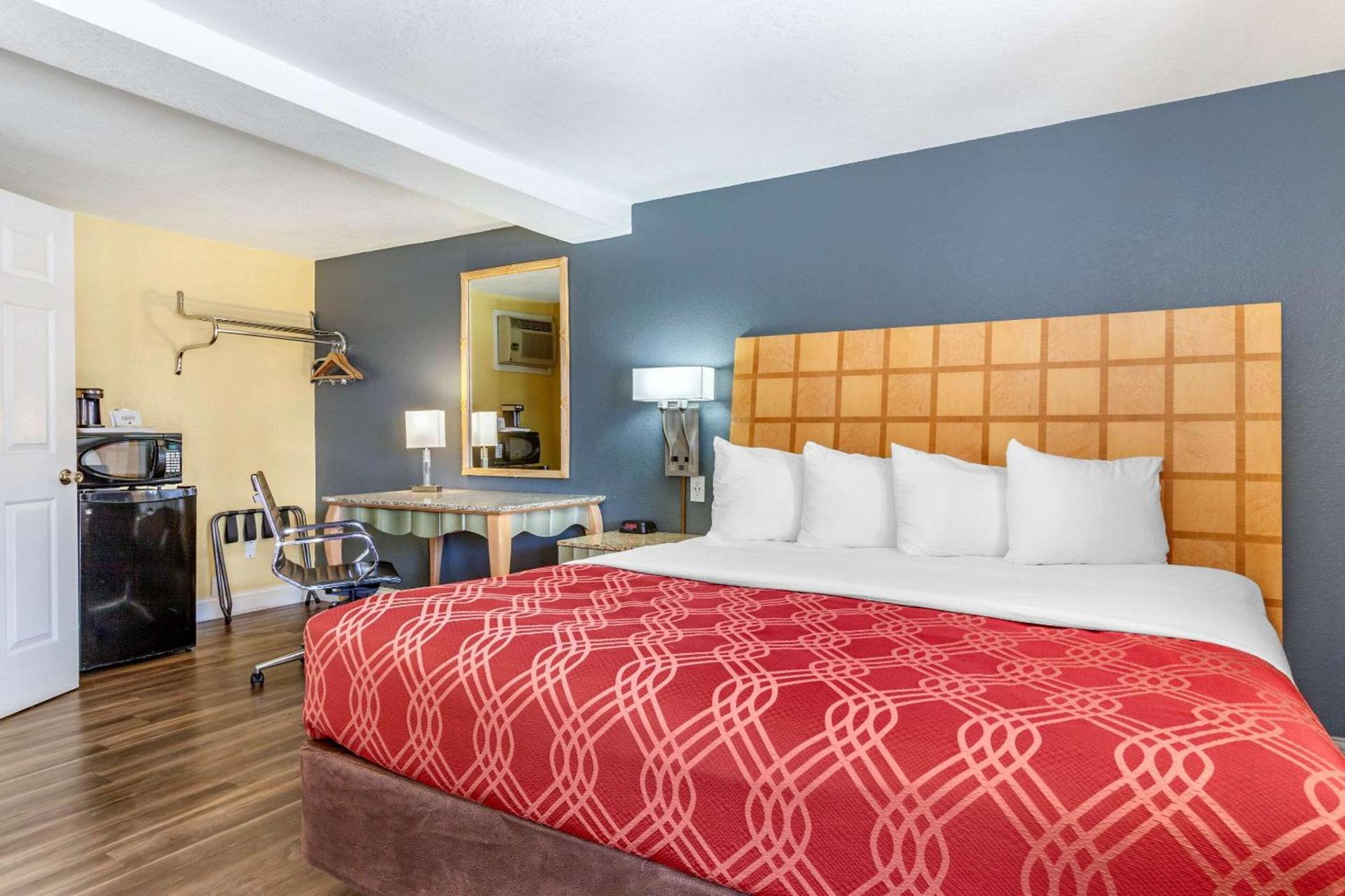 Econo Lodge Clovis photo 18