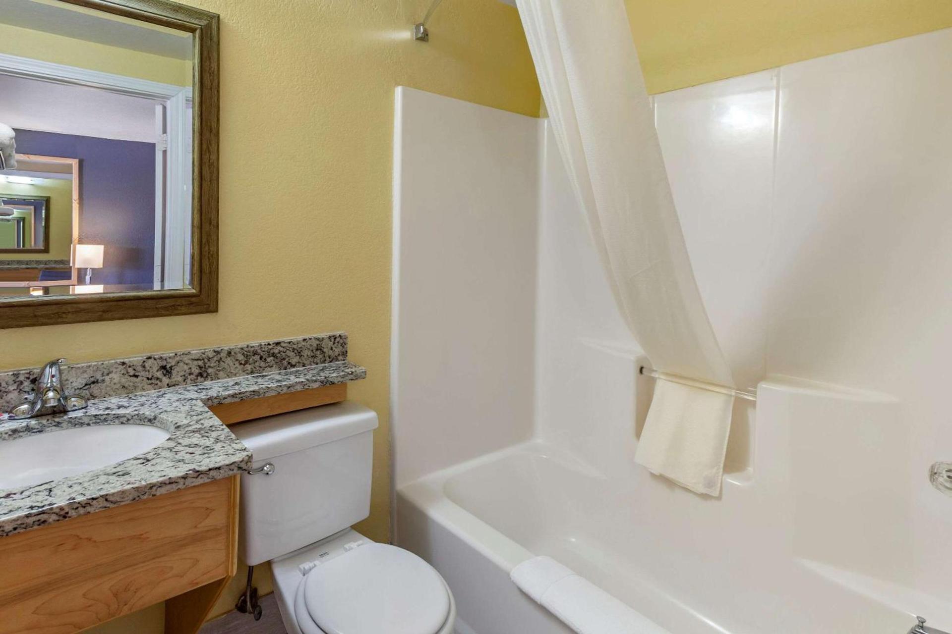 Econo Lodge Clovis photo 19