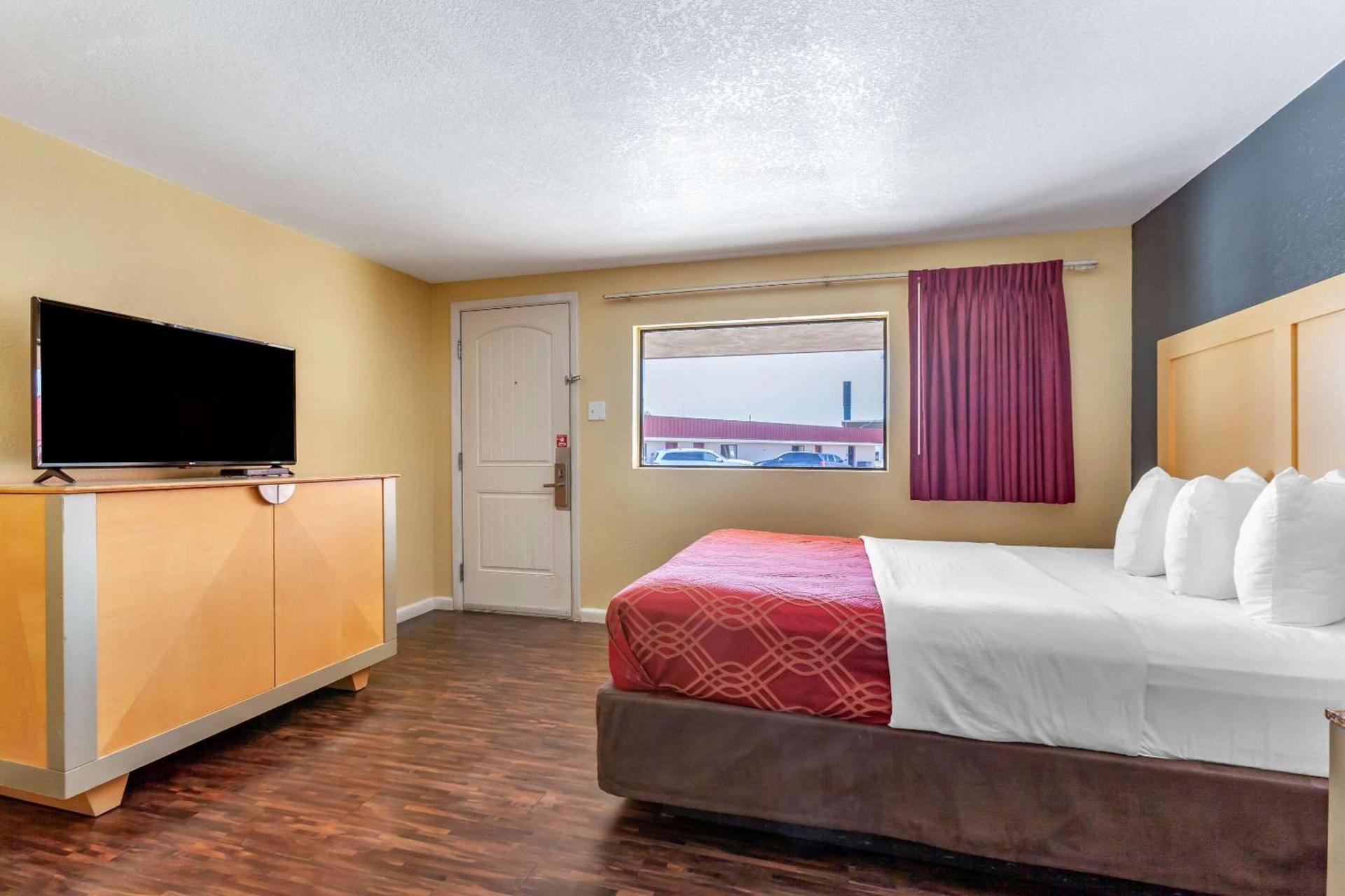 Econo Lodge Clovis photo 24