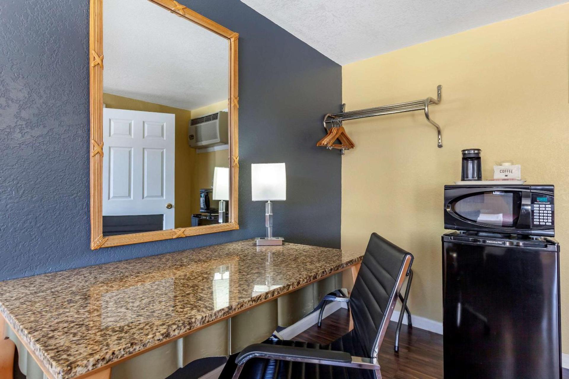 Econo Lodge Clovis photo 25