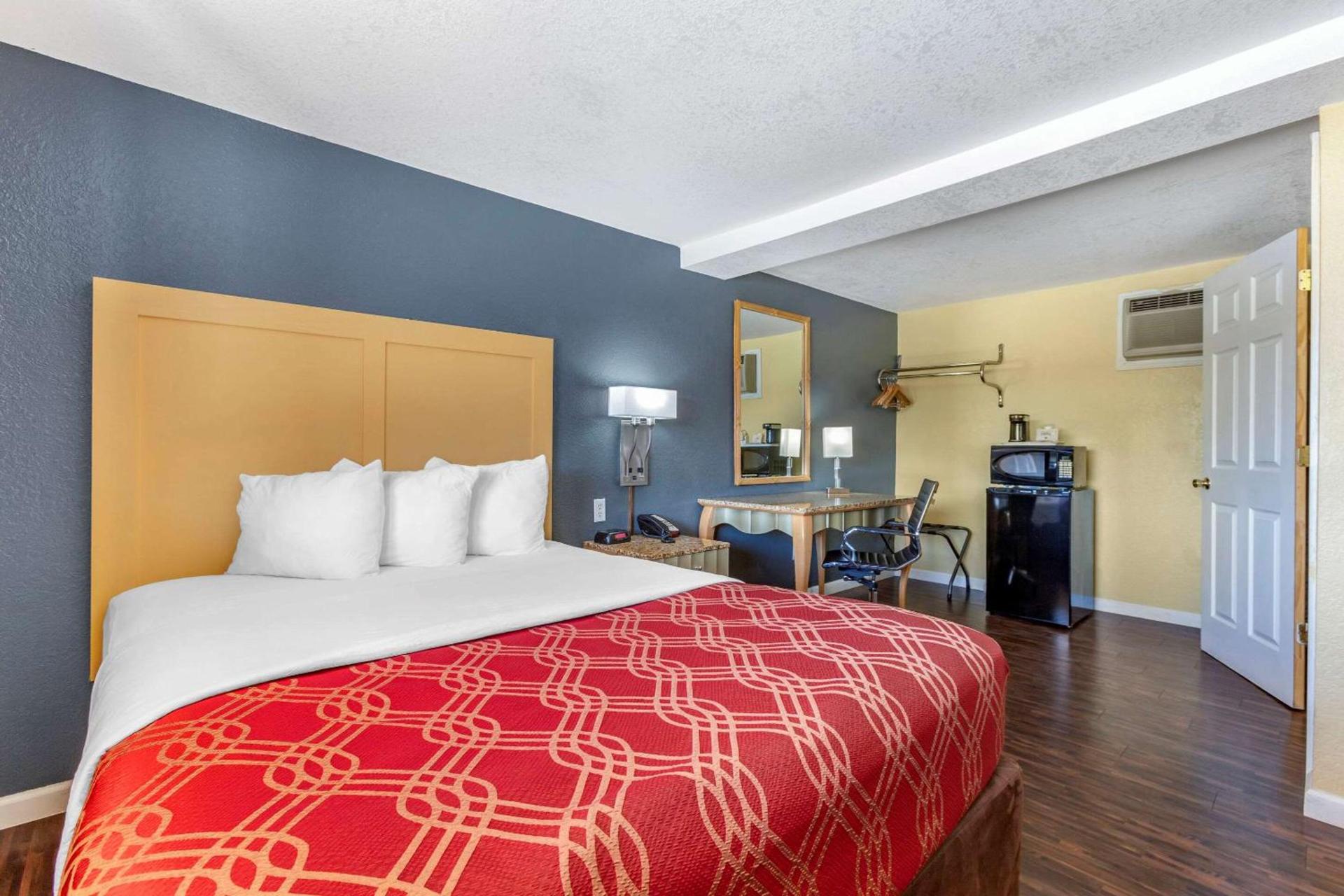 Econo Lodge Clovis photo 29