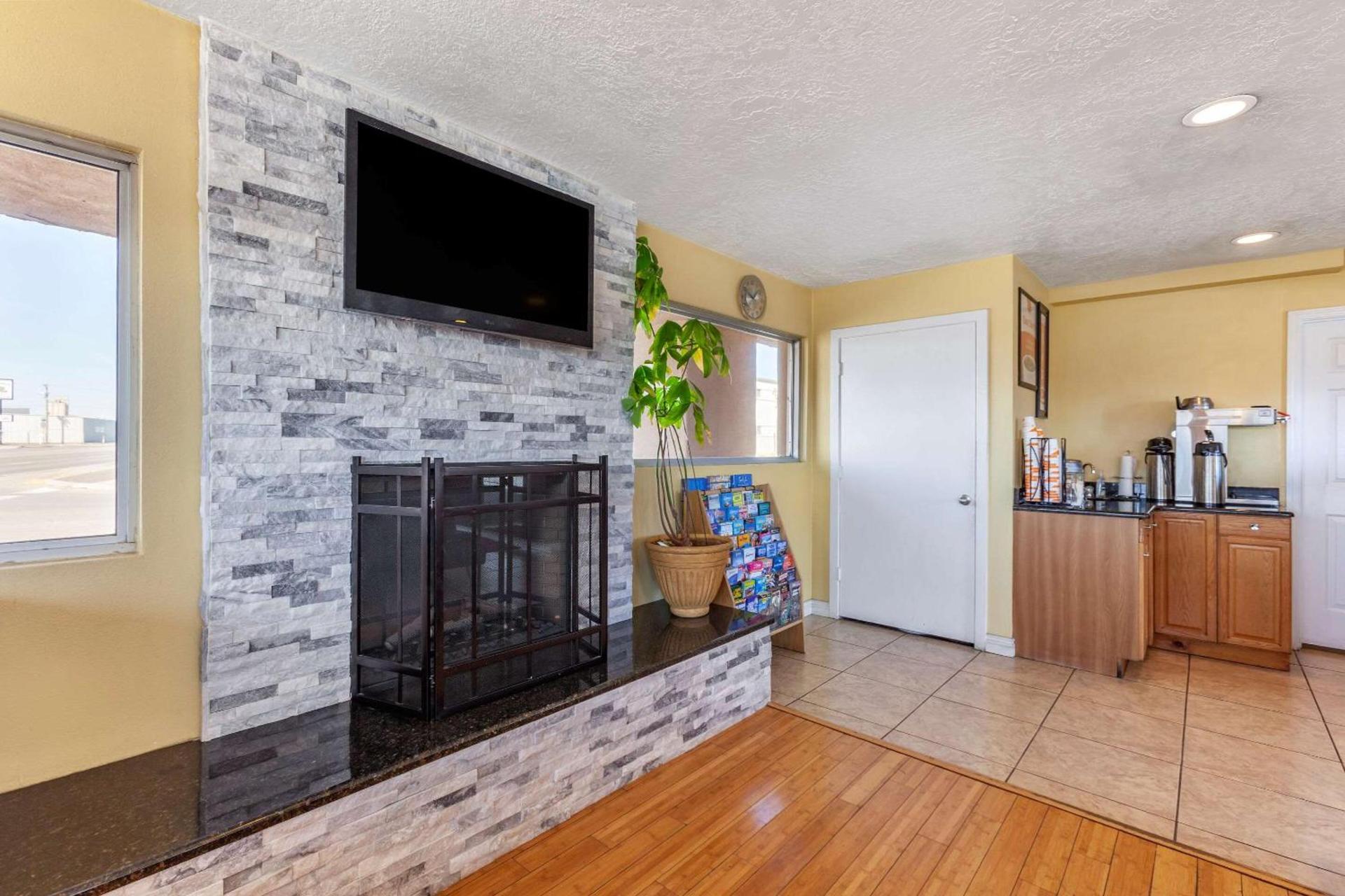 Econo Lodge Clovis photo 30