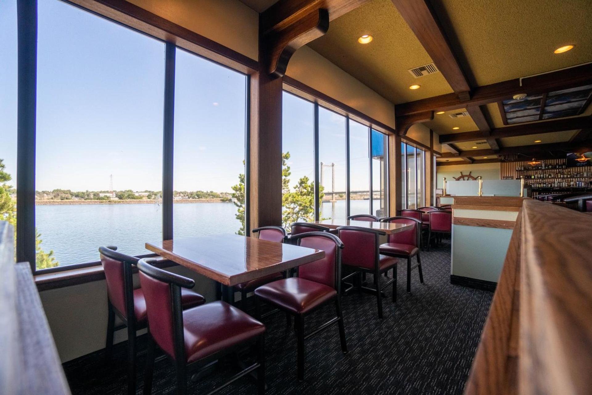 Clover Island Inn photo 3