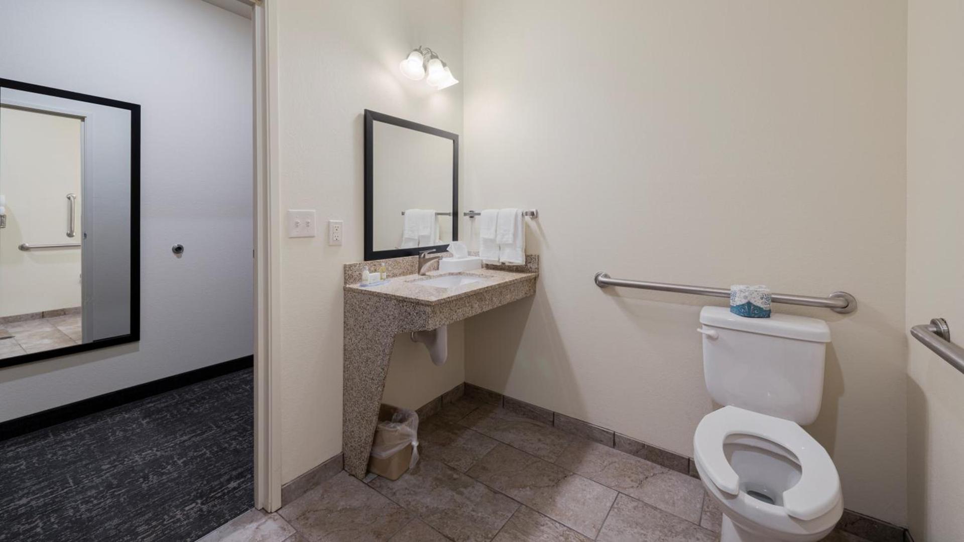 Cobblestone Hotel & Suites - Two Rivers photo 9