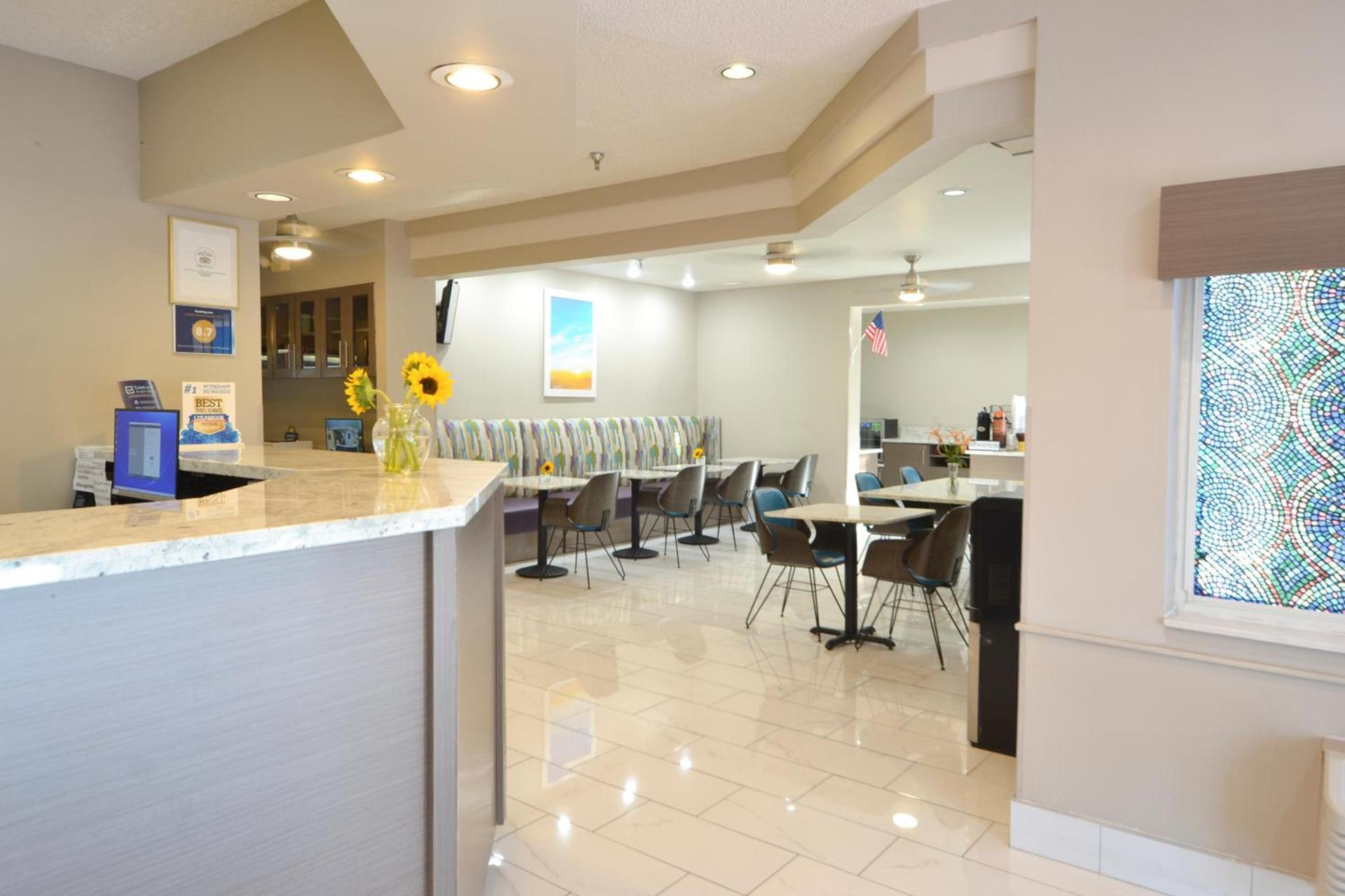 Days Inn & Suites by Wyndham Airport Albuquerque photo 36